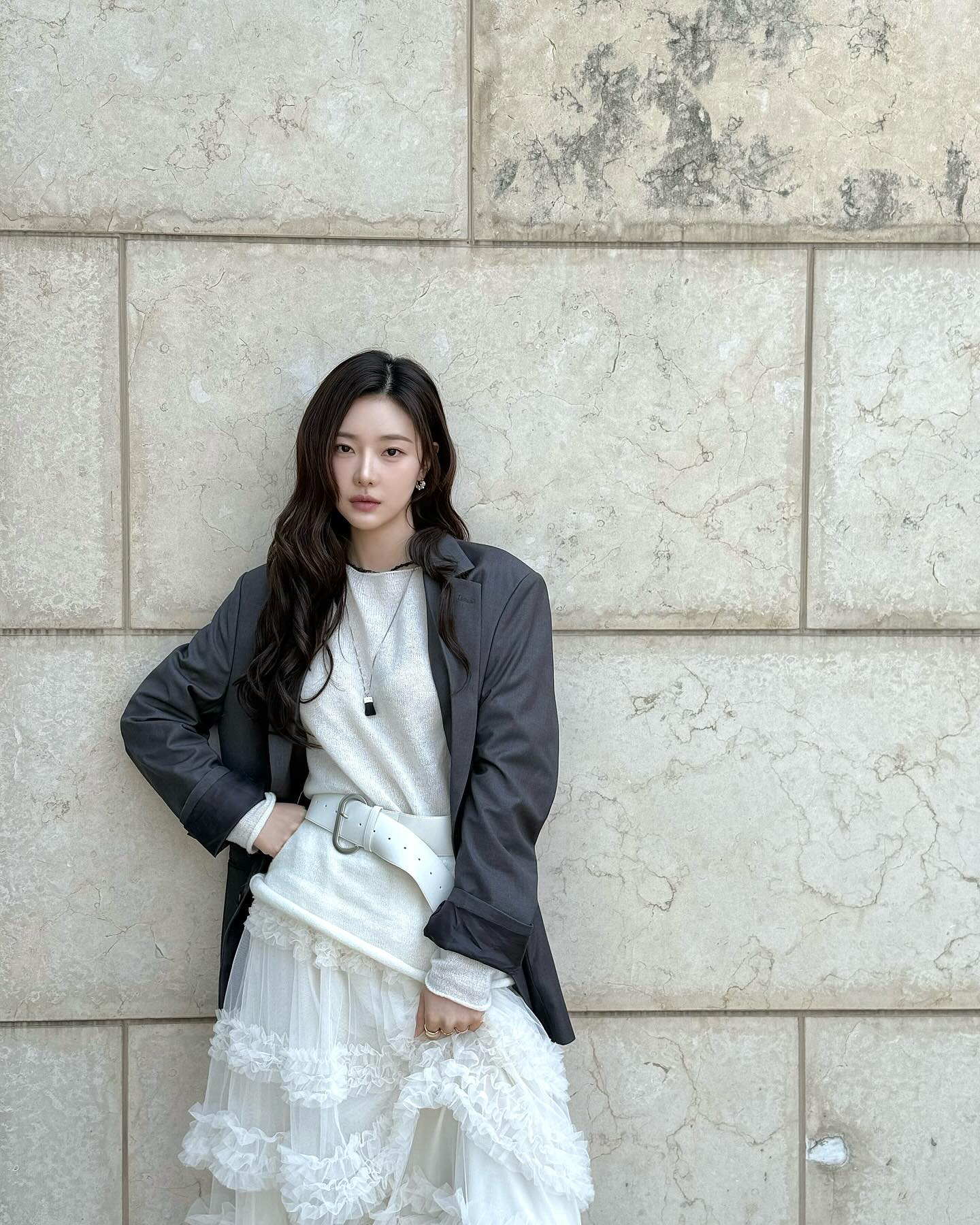 캐주얼한 상의엔 화이트 스커트🤍
미니멀 + 러블리를 믹스매치한 추천 봄 코디✨  이미지
