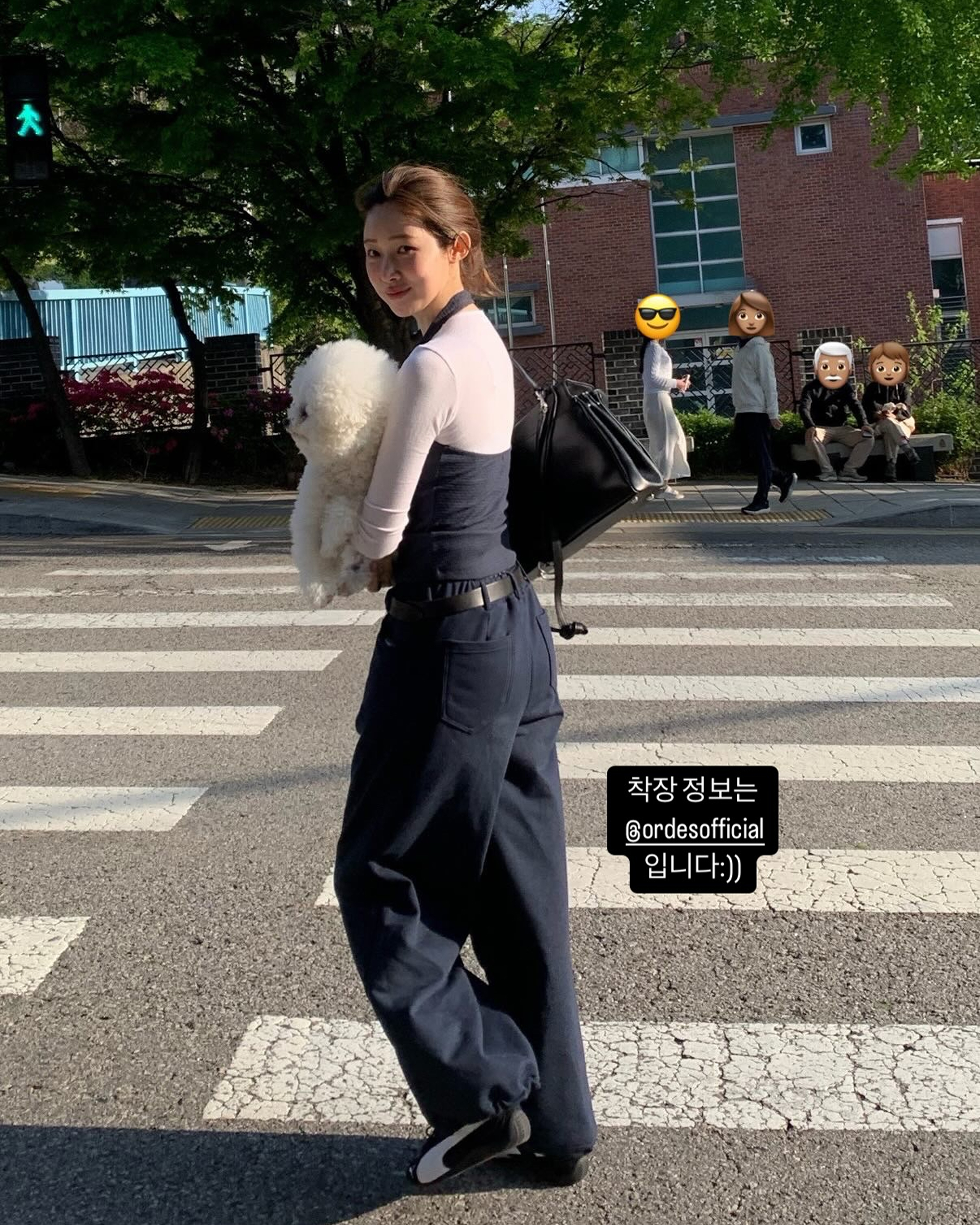 요즘 자주 보이는🖤블랙백 뭐지?
최근 정원언니 일상 속😎가볍게 걸치는 백 포인트

봄날씨에 차정원이 선택한 블랙백은 발렌시아가 입니다.

차정원이 선택한 이 가방은 바로 발렌시아가의 로데오백입니다. 클래식한 실루엣에 빈티지 디테일이 더해진 디자인으로, 어떤 스타일에도 자연스럽게 녹아드는 매력을 지녔습니다.

특히 일상에서 활용도 높은 숄더백 스타일로, 홀터넥 톱과 스웨트팬츠로 꾸안꾸 무드를 살린 룩에 푸마 스피드캣과 함께 연출해 편안하면서도 센스 있는 스타일을 완성했습니다.

빈티지 무드 그래픽 티셔츠와 연청 데님 팬츠로 내추럴한 데일리룩을 연출했습니다. 블랙 숄더백으로 포인트를 더해 밸런스를 잡으며, 전체적으로 편안하고 트렌디한 느낌을 줍니다. 이미지2