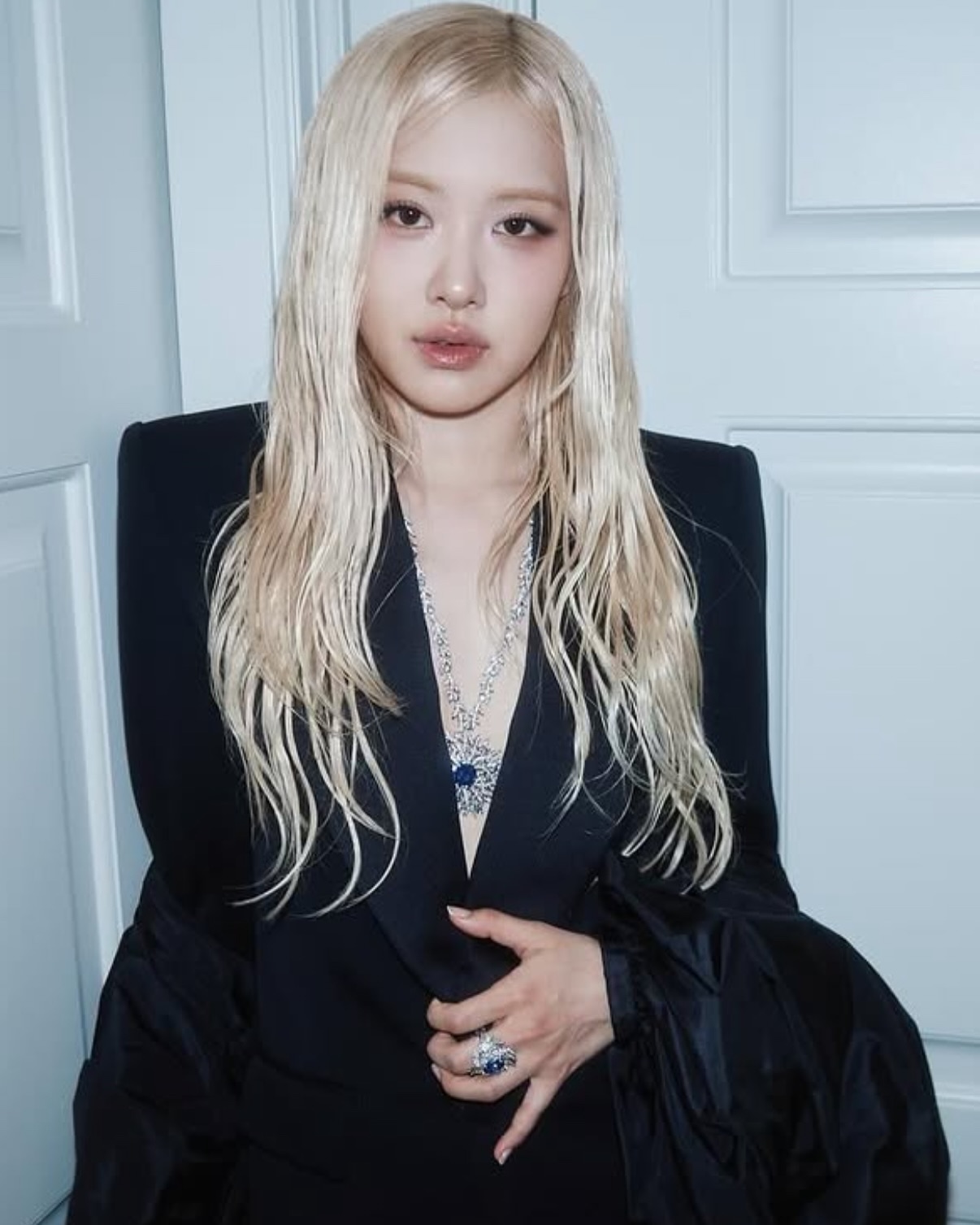 멧 갈라 네일💅🏻따라할 수 있어요
네일 아트의 정수, 멧 갈라 2025💛🤍난이도 상중하 안내!
로제를 비롯한 셀럽들의 네일 아트가 2025 멧 갈라에서 화제를 모았습니다.
베티나 골드스타인은 로제를 위해 소프트 크림 컬러에 화이트 마이크로 프렌치 팁을 더한 세련된 네일을 완성했습니다. 절제된 미감의 이 스타일은 로제의 미니멀한 드레스 룩과 조화를 이루며 우아한 인상을 남겼습니다.
위트니 픽은 손톱 위에 담배 조형물을 얹은 ‘시가렛 네일’로 시선을 끌었습니다. 에지 있는 스타일링에 어울리는 과감한 디자인은 패션과 뷰티의 경계를 유연하게 넘나들며 많은 관심을 받았습니다.
에고 느워딤은 수트에 달린 무지갯빛 버튼을 손톱 위에 그대로 재현한 ‘버튼 네일’을 선보였습니다. 그녀의 룩과 유기적으로 연결된 이 아트워크는 손끝에서 완성된 미학의 진수를 보여주었습니다. 이미지2