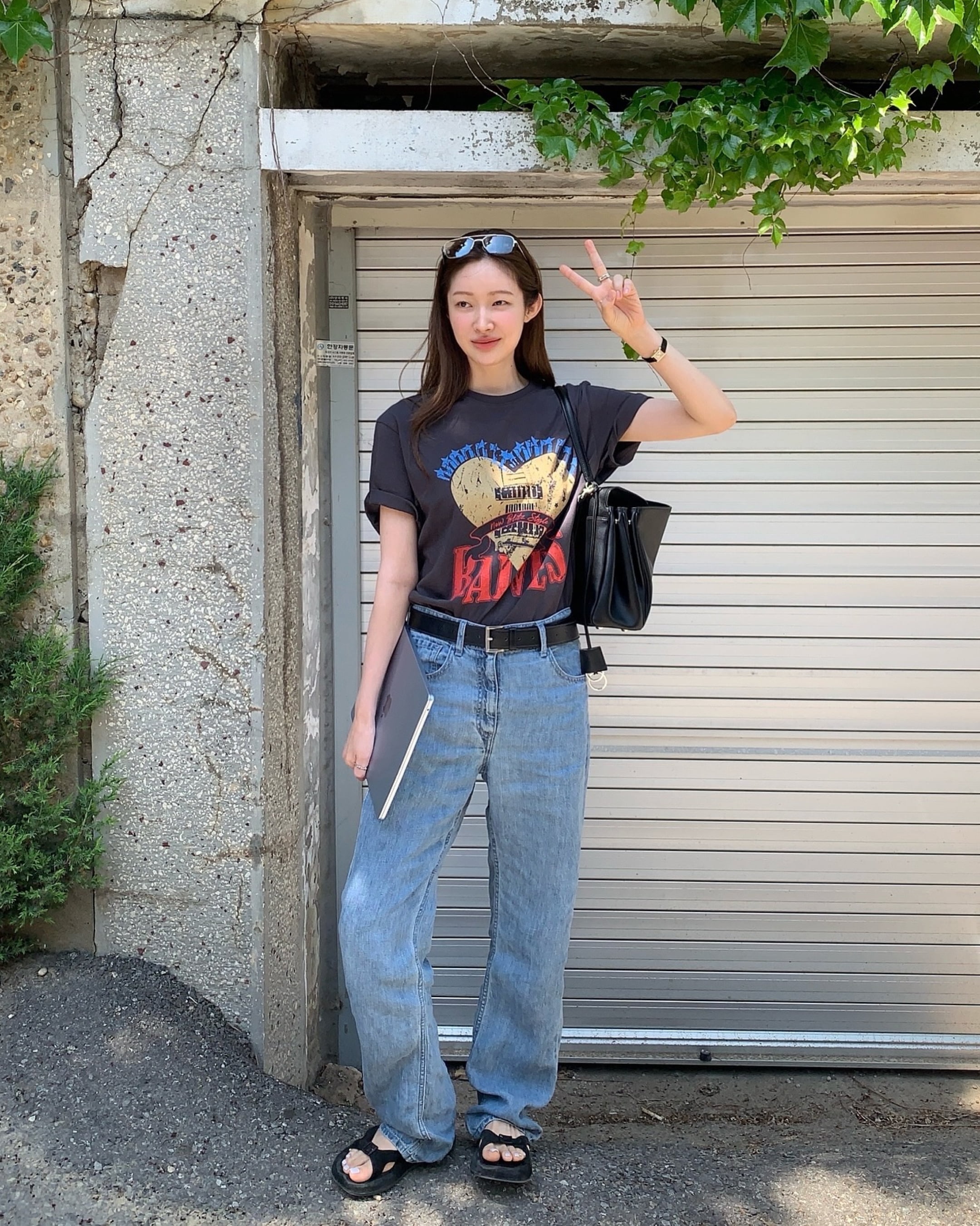 요즘 자주 보이는🖤블랙백 뭐지?
최근 정원언니 일상 속😎가볍게 걸치는 백 포인트

봄날씨에 차정원이 선택한 블랙백은 발렌시아가 입니다.

차정원이 선택한 이 가방은 바로 발렌시아가의 로데오백입니다. 클래식한 실루엣에 빈티지 디테일이 더해진 디자인으로, 어떤 스타일에도 자연스럽게 녹아드는 매력을 지녔습니다.

특히 일상에서 활용도 높은 숄더백 스타일로, 홀터넥 톱과 스웨트팬츠로 꾸안꾸 무드를 살린 룩에 푸마 스피드캣과 함께 연출해 편안하면서도 센스 있는 스타일을 완성했습니다.

빈티지 무드 그래픽 티셔츠와 연청 데님 팬츠로 내추럴한 데일리룩을 연출했습니다. 블랙 숄더백으로 포인트를 더해 밸런스를 잡으며, 전체적으로 편안하고 트렌디한 느낌을 줍니다. 이미지4