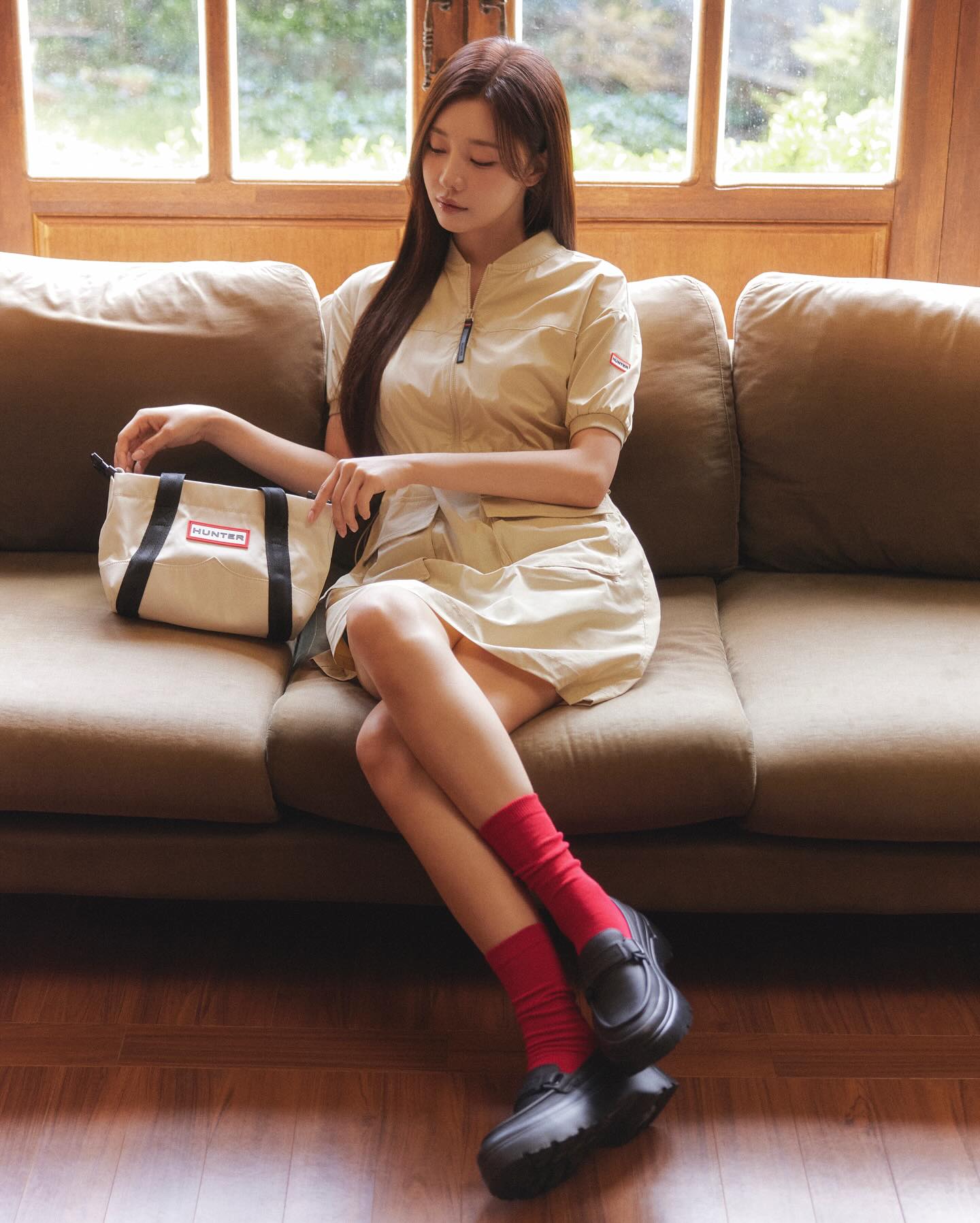 예쁜 여름룩 고민?🖤❤️이시안 참고
레인 부츠도, 샌들도☔️🏖️헌터 & 블리퍼스 따라하기 좋아 #광고

이시안이 헌터와 블리퍼스 화보를 통해 여름 스타일을 제안합니다.

헌터, 블리퍼스와 이시안이 여름 화보를 공개했습니다. 헌터 레인부츠와 레인코트를 믹스한 스타일은 기능과 감성을 모두 갖춘 룩으로 완성됩니다.

헌터는 프리미엄 라이프스타일 웨어웨어 브랜드입니다. 이시안은 부츠, 샌들과 로퍼까지 감각적으로 매치하며, 실용적이면서도 세련된 스타일을 연출했습니다.

블리퍼스는 인체공학적 설계로 안정적인 착화감을 자랑하는 이탈리아 샌들 브랜드입니다. 이시안은 다양한 컬러 샌들을 소화하며, 여름 스타일링을 보여주었습니다. 이미지2