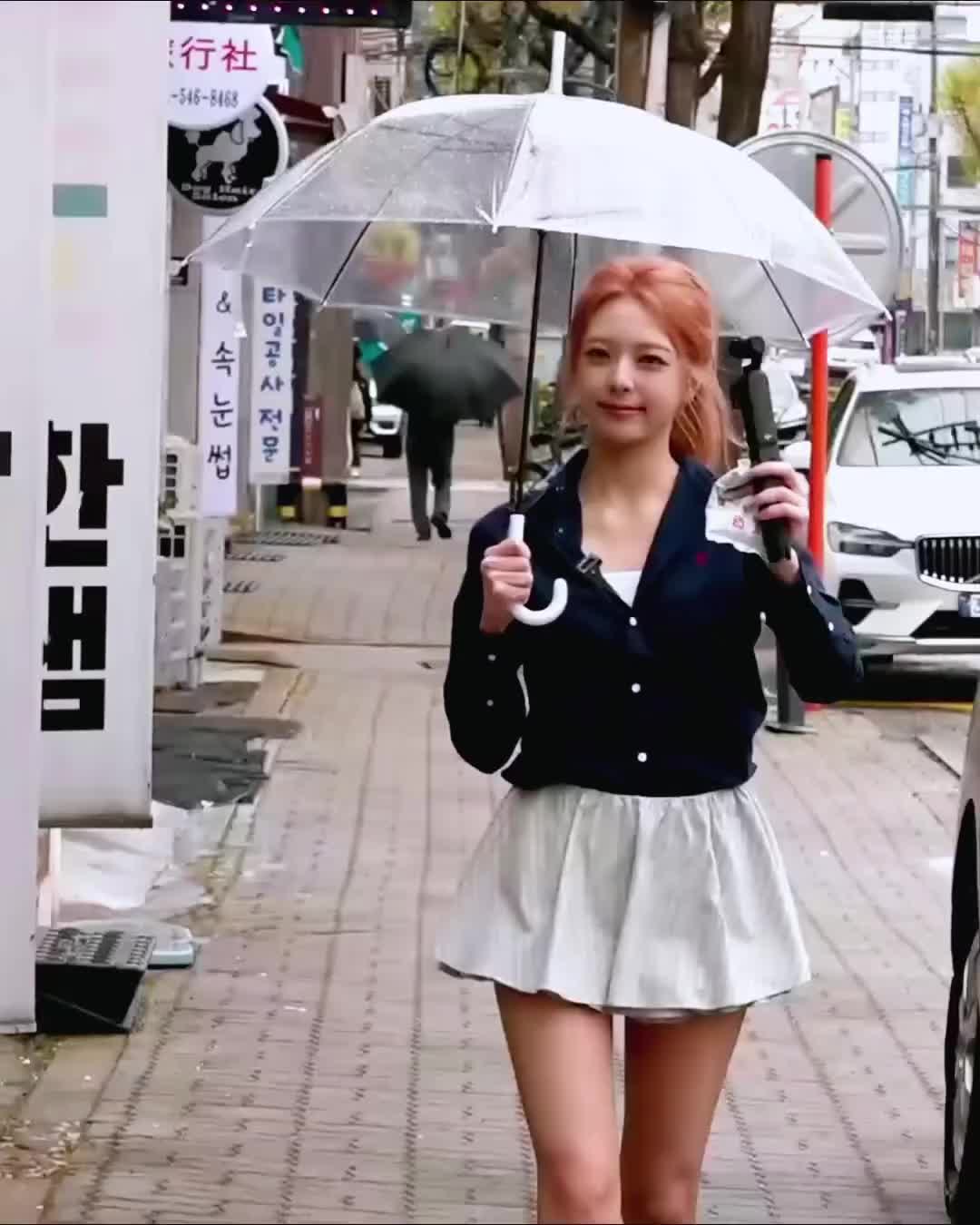 따라하기 좋은 유나 장마룩☔️🏇
폴로 셔츠와 스커트에 레인부츠 해봐요👢🌧️ 이미지