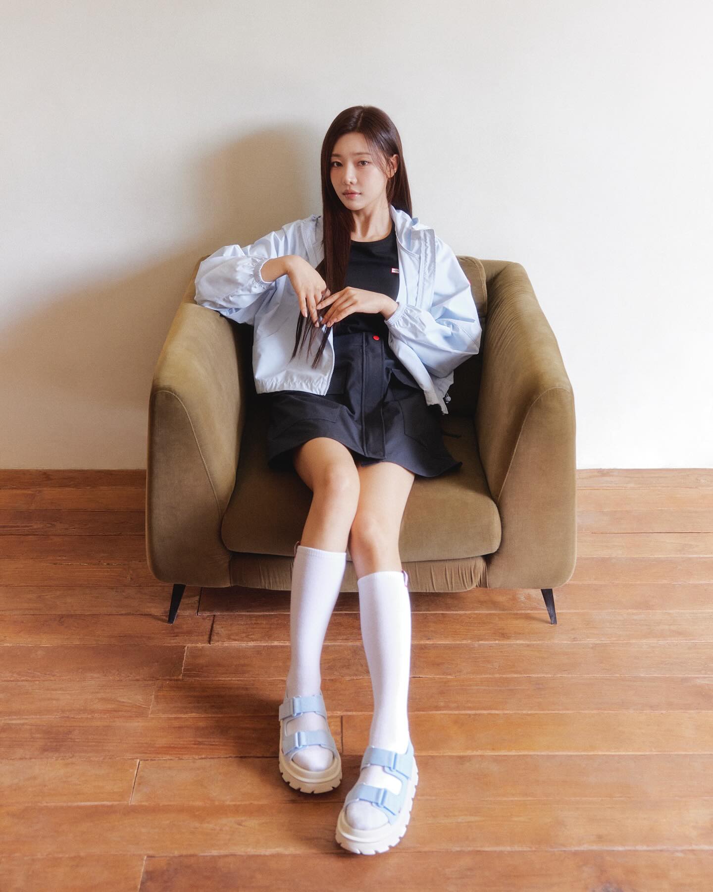 예쁜 여름룩 고민?🖤❤️이시안 참고
레인 부츠도, 샌들도☔️🏖️헌터 & 블리퍼스 따라하기 좋아 #광고

이시안이 헌터와 블리퍼스 화보를 통해 여름 스타일을 제안합니다.

헌터, 블리퍼스와 이시안이 여름 화보를 공개했습니다. 헌터 레인부츠와 레인코트를 믹스한 스타일은 기능과 감성을 모두 갖춘 룩으로 완성됩니다.

헌터는 프리미엄 라이프스타일 웨어웨어 브랜드입니다. 이시안은 부츠, 샌들과 로퍼까지 감각적으로 매치하며, 실용적이면서도 세련된 스타일을 연출했습니다.

블리퍼스는 인체공학적 설계로 안정적인 착화감을 자랑하는 이탈리아 샌들 브랜드입니다. 이시안은 다양한 컬러 샌들을 소화하며, 여름 스타일링을 보여주었습니다. 이미지5