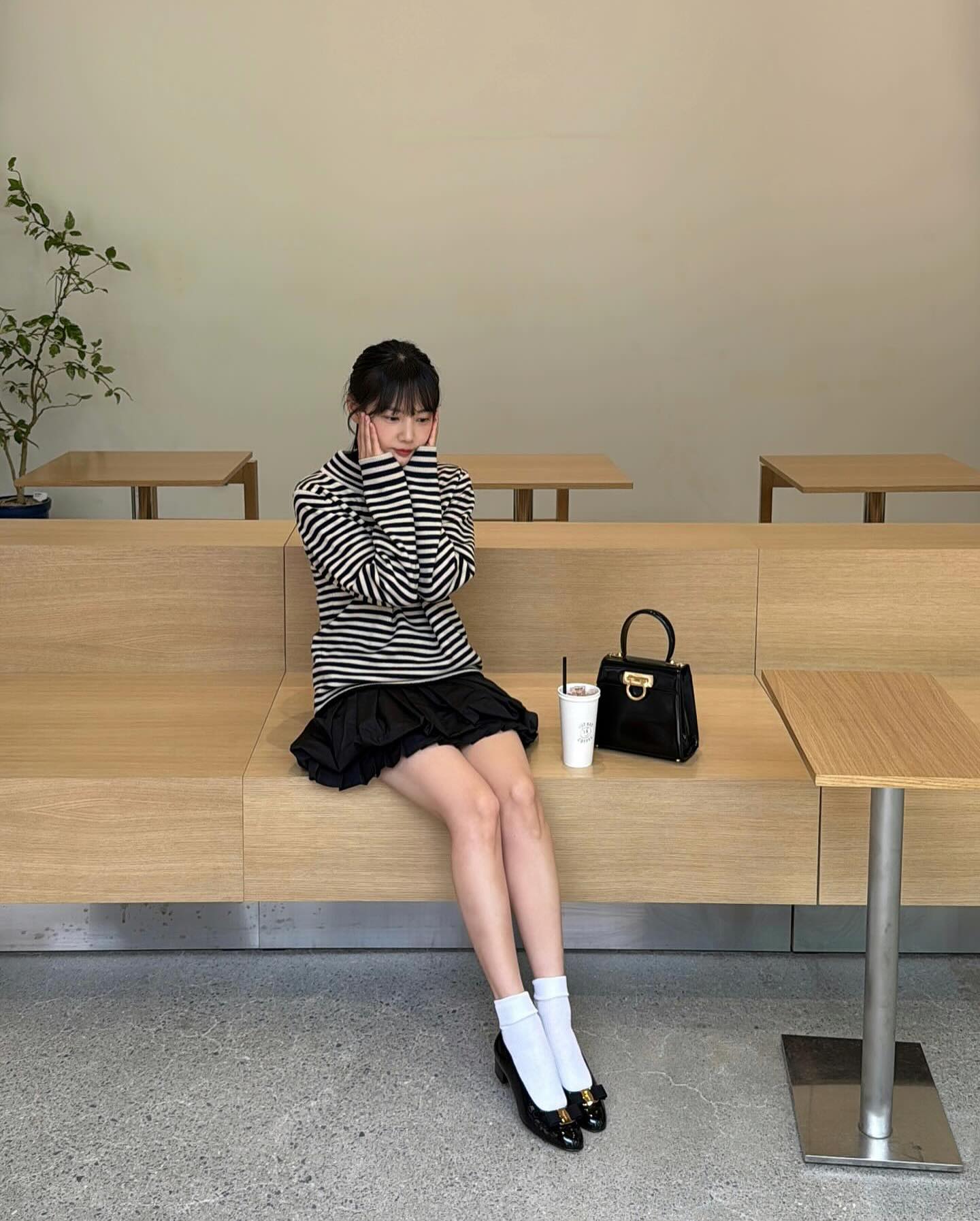 엄마 맞아요…?🖤🤍윤승아 봄코디
벌룬 미니스커트에 펌프스 & 화이트 양말 코디🤵🏻‍♀️🎈너무 예뻐 이미지