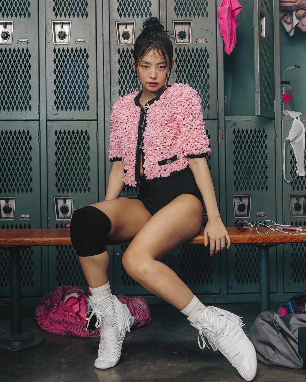 제니의 그 파스텔 샤넬 트위드🩵🩷
클래식한데 낯선 트위드 반팔 자켓🌸색감 참고해두세요

최근 제니가 입었던 샤넬 2025 트위드 자켓이 주목받고 있습니다. 

샤넬 2025 S/S 컬렉션의 반팔 트위드 자켓은 입체적인 플라워 텍스처와 크롭 기장이 특징입니다. 블랙 트리밍과 로고 버튼은 클래식함을 남기고, 실크 소재와 밀도 높은 짜임으로 새로움을 전합니다.

제니는 이 자켓을 블랙 보디수트와 매치해 강한 대비를 연출했습니다. 니삭스를 더해 스포티한 무드를 만들었고, 핑크 버전 셋업으로 우아함을 보여줬습니다.

다른 셀럽들은 데님 팬츠나 로고 브라톱을 활용해 자유로운 스타일링을 시도했습니다. 트위드라는 소재가 이번 시즌에서는 컨셉에 따라 고전적일 수도, 실험적일 수도 있다는 걸 참고할 수 있습니다. 이미지3