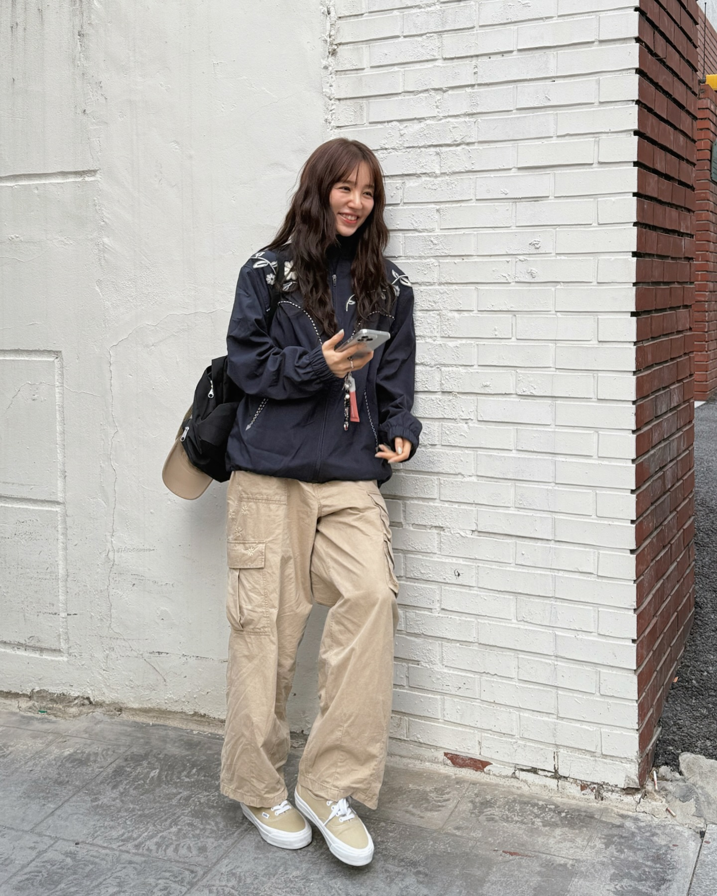 동안 미모 비결?!💙🤍윤은혜 코디
요즘 이 언니 아이템🧢🏡따라하기 너무 좋은 꿀템zip

1. 프리터 엠브로이더리 웨스턴 윈드브레이커
플라워 자수 디테일이 포인트인 바람막이로, 부드러운 컬러 톤과 가벼운 착용감이 간절기 데일리 아우터로 적당합니다.

2. 잔스포츠 하프파인트 미니 백팩
미니멀한 디자인의 백팩으로, 작은 크기와 탄탄한 형태감이 캐주얼한 데일리룩에 안정감 있게 어우러집니다.

3. 반스 어센틱
연한 베이지빛 컬러의 클래식 스니커즈로, 발등을 안정감 있게 잡아주면서도 전체 룩의 부드러운 톤을 지켜줍니다.

4. 비자비 V Logo 볼캡
간결한 레터링 로고와 탄탄한 코튼 소재의 베이지 캡. 백팩에 걸어 연출해도 좋고, 실착 시 얼굴형 보완 효과도 뛰어납니다. 이미지5