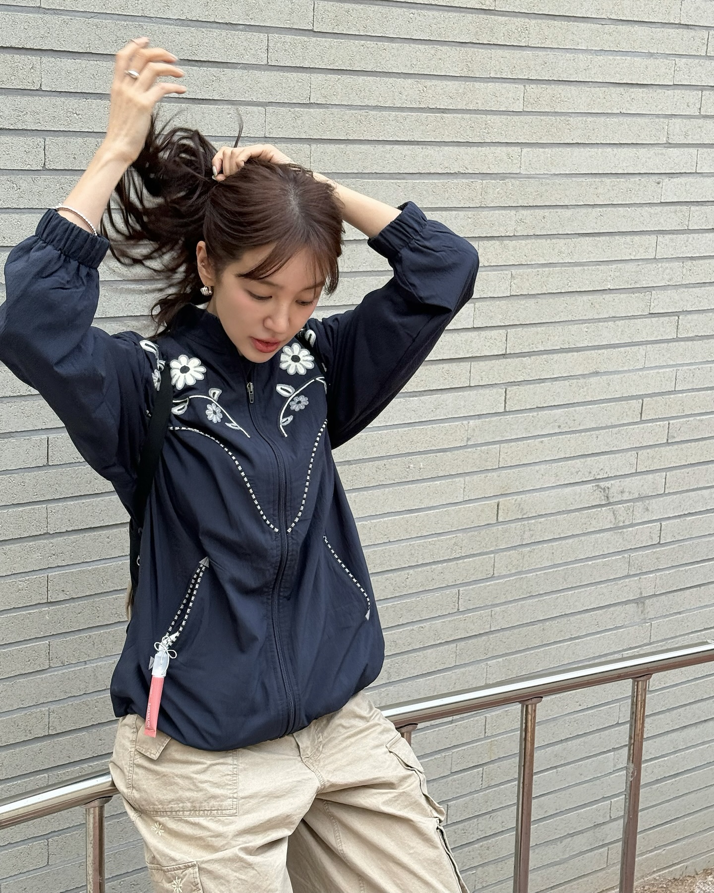 동안 미모 비결?!💙🤍윤은혜 코디
요즘 이 언니 아이템🧢🏡따라하기 너무 좋은 꿀템zip

1. 프리터 엠브로이더리 웨스턴 윈드브레이커
플라워 자수 디테일이 포인트인 바람막이로, 부드러운 컬러 톤과 가벼운 착용감이 간절기 데일리 아우터로 적당합니다.

2. 잔스포츠 하프파인트 미니 백팩
미니멀한 디자인의 백팩으로, 작은 크기와 탄탄한 형태감이 캐주얼한 데일리룩에 안정감 있게 어우러집니다.

3. 반스 어센틱
연한 베이지빛 컬러의 클래식 스니커즈로, 발등을 안정감 있게 잡아주면서도 전체 룩의 부드러운 톤을 지켜줍니다.

4. 비자비 V Logo 볼캡
간결한 레터링 로고와 탄탄한 코튼 소재의 베이지 캡. 백팩에 걸어 연출해도 좋고, 실착 시 얼굴형 보완 효과도 뛰어납니다. 이미지4