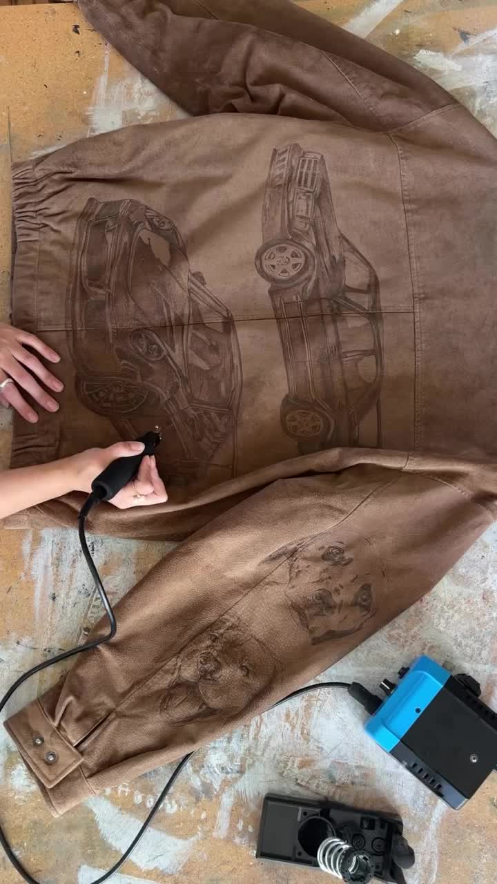 클래식한 스웨이드 자켓에 스포츠카 커스텀🎨🏎️
남자라면 탐나는 조합..! 이미지