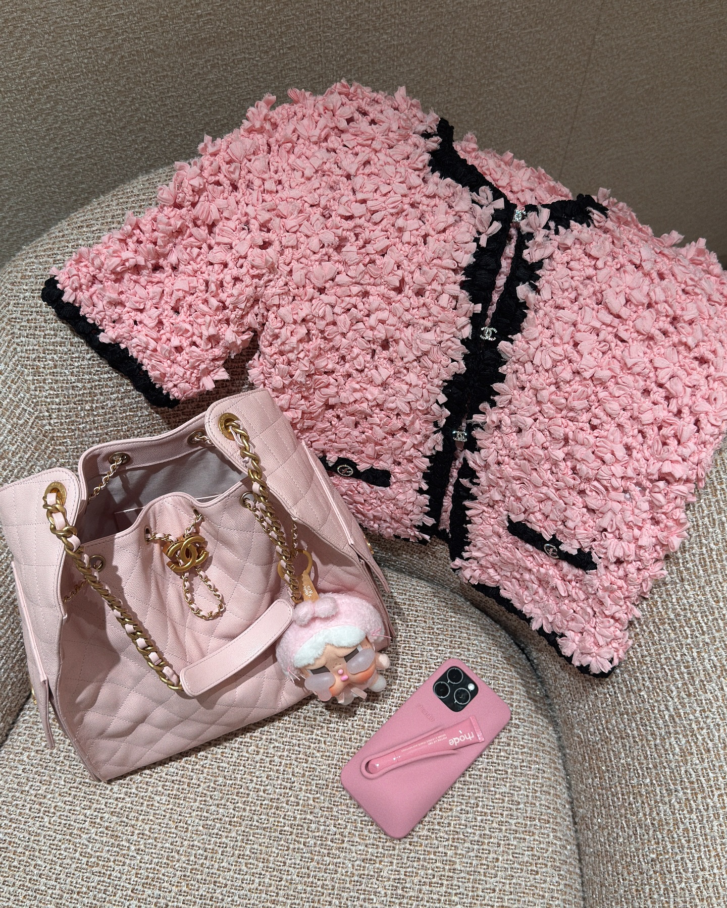 제니의 그 파스텔 샤넬 트위드🩵🩷
클래식한데 낯선 트위드 반팔 자켓🌸색감 참고해두세요

최근 제니가 입었던 샤넬 2025 트위드 자켓이 주목받고 있습니다. 

샤넬 2025 S/S 컬렉션의 반팔 트위드 자켓은 입체적인 플라워 텍스처와 크롭 기장이 특징입니다. 블랙 트리밍과 로고 버튼은 클래식함을 남기고, 실크 소재와 밀도 높은 짜임으로 새로움을 전합니다.

제니는 이 자켓을 블랙 보디수트와 매치해 강한 대비를 연출했습니다. 니삭스를 더해 스포티한 무드를 만들었고, 핑크 버전 셋업으로 우아함을 보여줬습니다.

다른 셀럽들은 데님 팬츠나 로고 브라톱을 활용해 자유로운 스타일링을 시도했습니다. 트위드라는 소재가 이번 시즌에서는 컨셉에 따라 고전적일 수도, 실험적일 수도 있다는 걸 참고할 수 있습니다. 이미지10