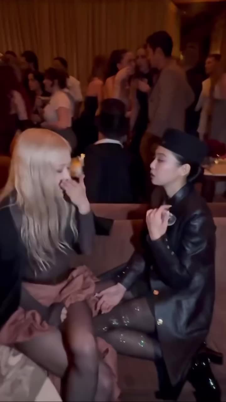 멧 갈라🖤🩷로제 & 제니 찐친 만남
무슨 말하는 중이에요?! 껴서 이야기하고 싶음👂🏻🔊 이미지