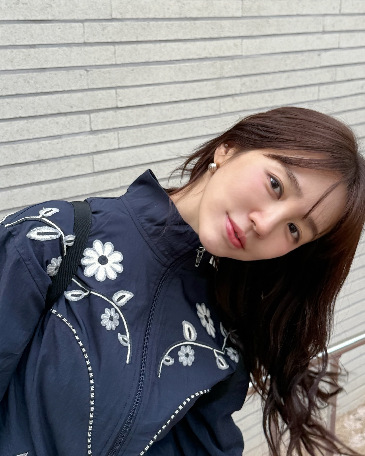 동안 미모 비결?!💙🤍윤은혜 코디
요즘 이 언니 아이템🧢🏡따라하기 너무 좋은 꿀템zip

1. 프리터 엠브로이더리 웨스턴 윈드브레이커
플라워 자수 디테일이 포인트인 바람막이로, 부드러운 컬러 톤과 가벼운 착용감이 간절기 데일리 아우터로 적당합니다.

2. 잔스포츠 하프파인트 미니 백팩
미니멀한 디자인의 백팩으로, 작은 크기와 탄탄한 형태감이 캐주얼한 데일리룩에 안정감 있게 어우러집니다.

3. 반스 어센틱
연한 베이지빛 컬러의 클래식 스니커즈로, 발등을 안정감 있게 잡아주면서도 전체 룩의 부드러운 톤을 지켜줍니다.

4. 비자비 V Logo 볼캡
간결한 레터링 로고와 탄탄한 코튼 소재의 베이지 캡. 백팩에 걸어 연출해도 좋고, 실착 시 얼굴형 보완 효과도 뛰어납니다. 이미지2