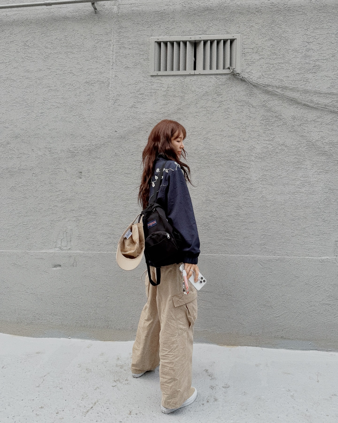 동안 미모 비결?!💙🤍윤은혜 코디
요즘 이 언니 아이템🧢🏡따라하기 너무 좋은 꿀템zip

1. 프리터 엠브로이더리 웨스턴 윈드브레이커
플라워 자수 디테일이 포인트인 바람막이로, 부드러운 컬러 톤과 가벼운 착용감이 간절기 데일리 아우터로 적당합니다.

2. 잔스포츠 하프파인트 미니 백팩
미니멀한 디자인의 백팩으로, 작은 크기와 탄탄한 형태감이 캐주얼한 데일리룩에 안정감 있게 어우러집니다.

3. 반스 어센틱
연한 베이지빛 컬러의 클래식 스니커즈로, 발등을 안정감 있게 잡아주면서도 전체 룩의 부드러운 톤을 지켜줍니다.

4. 비자비 V Logo 볼캡
간결한 레터링 로고와 탄탄한 코튼 소재의 베이지 캡. 백팩에 걸어 연출해도 좋고, 실착 시 얼굴형 보완 효과도 뛰어납니다. 이미지3