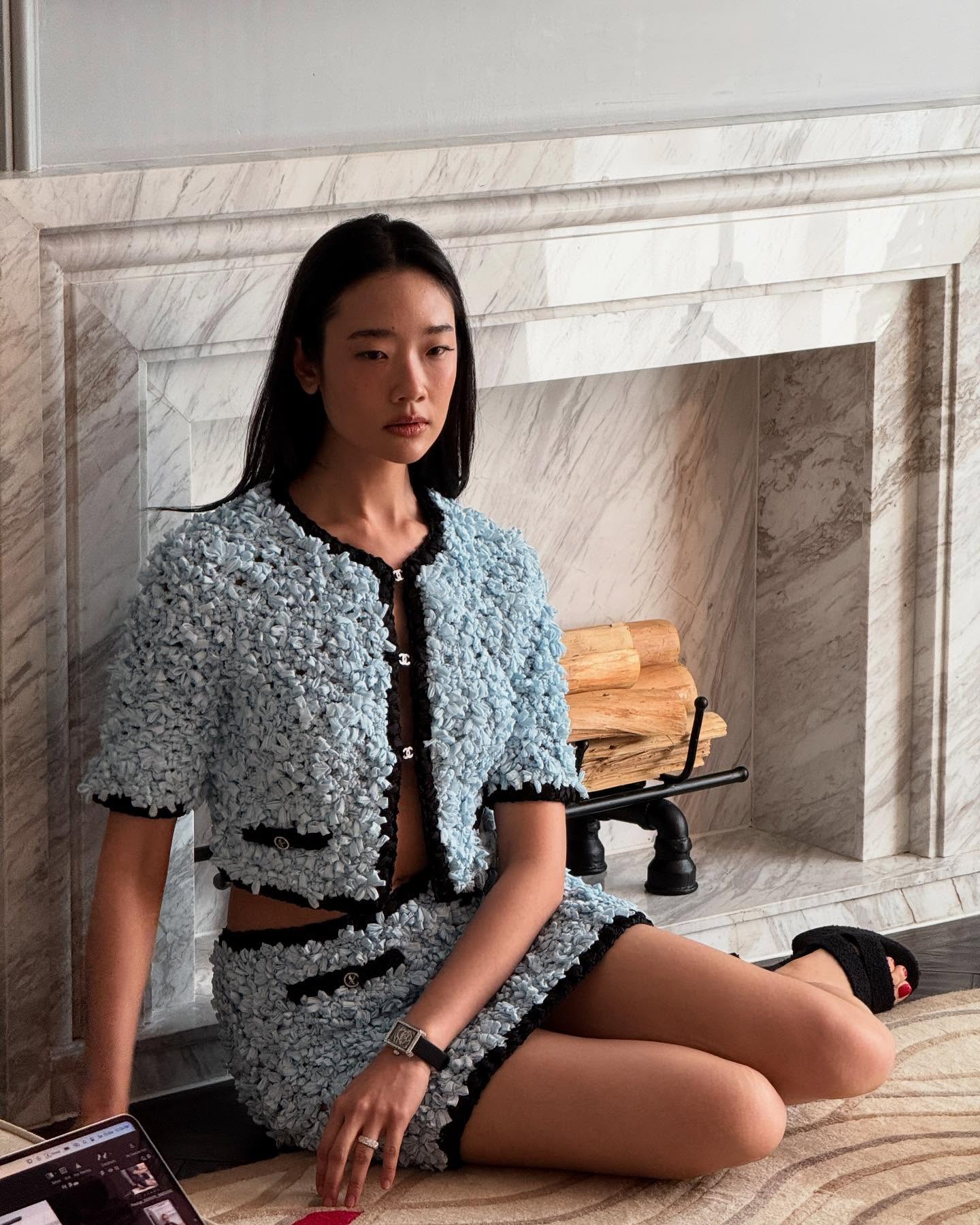 제니의 그 파스텔 샤넬 트위드🩵🩷
클래식한데 낯선 트위드 반팔 자켓🌸색감 참고해두세요

최근 제니가 입었던 샤넬 2025 트위드 자켓이 주목받고 있습니다. 

샤넬 2025 S/S 컬렉션의 반팔 트위드 자켓은 입체적인 플라워 텍스처와 크롭 기장이 특징입니다. 블랙 트리밍과 로고 버튼은 클래식함을 남기고, 실크 소재와 밀도 높은 짜임으로 새로움을 전합니다.

제니는 이 자켓을 블랙 보디수트와 매치해 강한 대비를 연출했습니다. 니삭스를 더해 스포티한 무드를 만들었고, 핑크 버전 셋업으로 우아함을 보여줬습니다.

다른 셀럽들은 데님 팬츠나 로고 브라톱을 활용해 자유로운 스타일링을 시도했습니다. 트위드라는 소재가 이번 시즌에서는 컨셉에 따라 고전적일 수도, 실험적일 수도 있다는 걸 참고할 수 있습니다. 이미지4