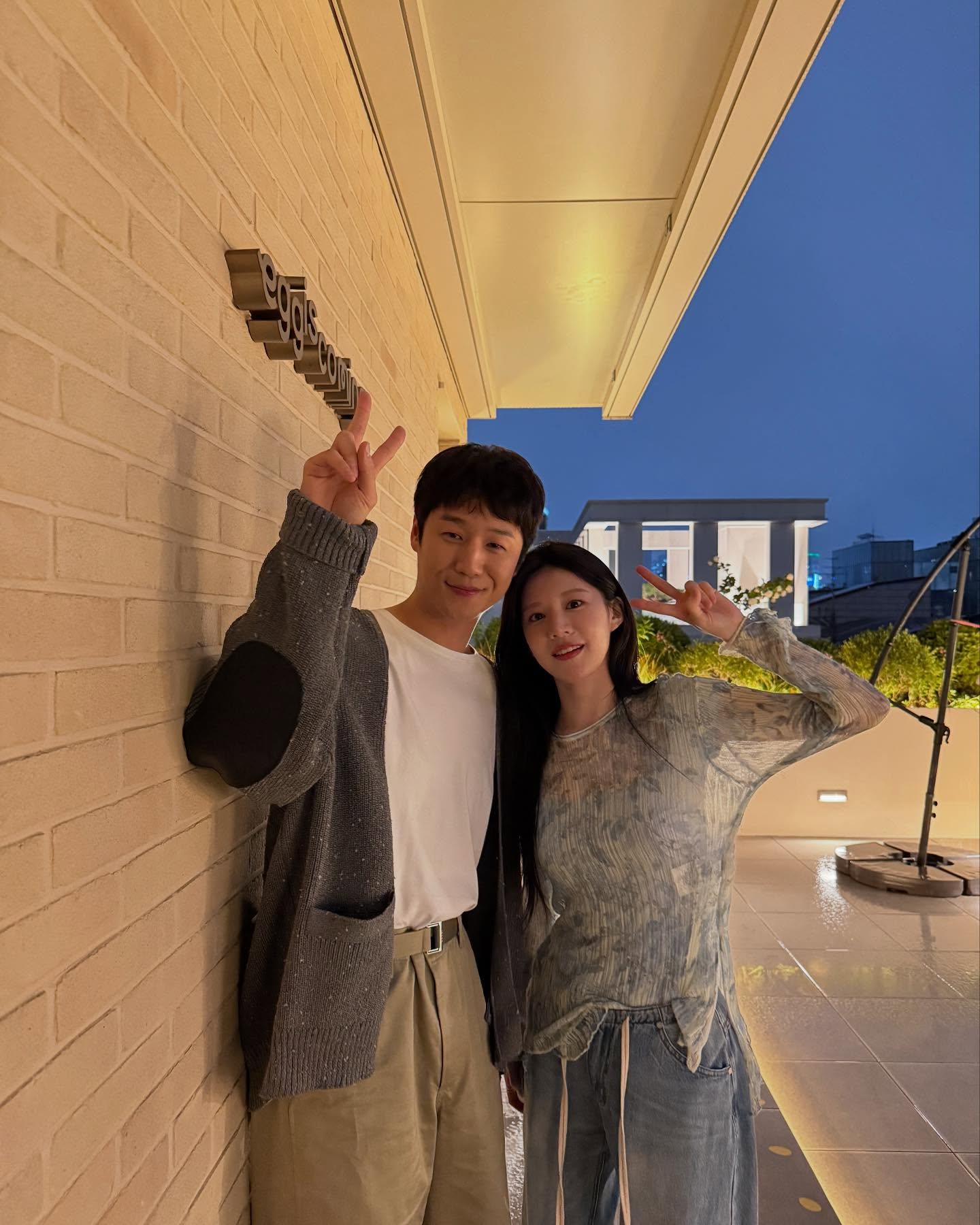 정준원 미소에 빠진 사람?🙋🏻‍♀️

최근 방영 중인 ‘언젠가는 슬기로운 전공의 생활’에서 ‘구도원’ 역을 맡은 정준원이 주목받고 있습니다. 수더분한 외모에 매력적인 미소까지 더해져 많은 여심을 사로잡고 있는데요.

인스타그램 속에서 그는 센스 있는 사복 스타일링과 장난기 가득한 포즈로, 현실 남친짤 그 자체라는 반응이 이어지고 있습니다.

마치 평양냉면처럼 슴슴하지만, 한 번 빠지면 자꾸 생각나는 매력. 슬라이드를 넘겨 함께 감상해보시죠.🤍 이미지