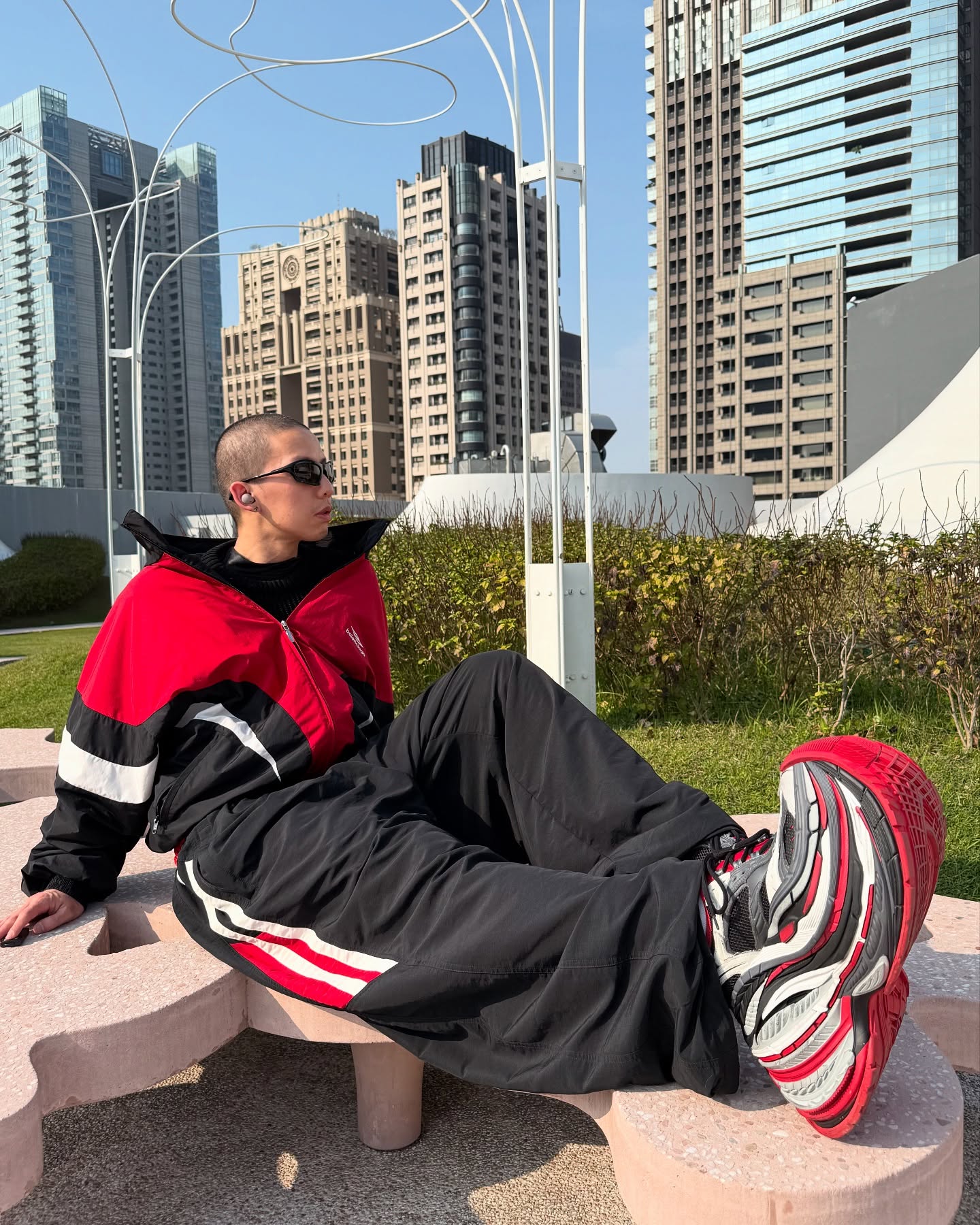 하이와 스트릿 모두 챙기기 🔥⁠
⁠
발렌시아가 특유의 오버사이즈 실루엣과 테크니컬한 디테일로 미래에서 온 스트리트 히어로 같은 분위기를 연출해보는건 어떨까요?⁠
⁠
실루엣과 컬러 조합에 집중해보셔도 좋습니다. 오버핏 바람막이 재킷에 와이드 트랙팬츠, 그리고 러닝화에서 영감을 받은 볼드한 스니커즈를 매치하면 충분히 비슷한 무드가 나오는데요. 키포인트는 ‘볼륨’과 ‘레트로 스포츠 디테일’을 얼마나 조화롭게 살리느냐에 달려 있다는 사실. 꾸미지 않은 듯 하지만 분명한 존재감을 가지는, 그런 룩을 원하신다면 충분히 도전해볼 만합니다.⁠ 이미지5