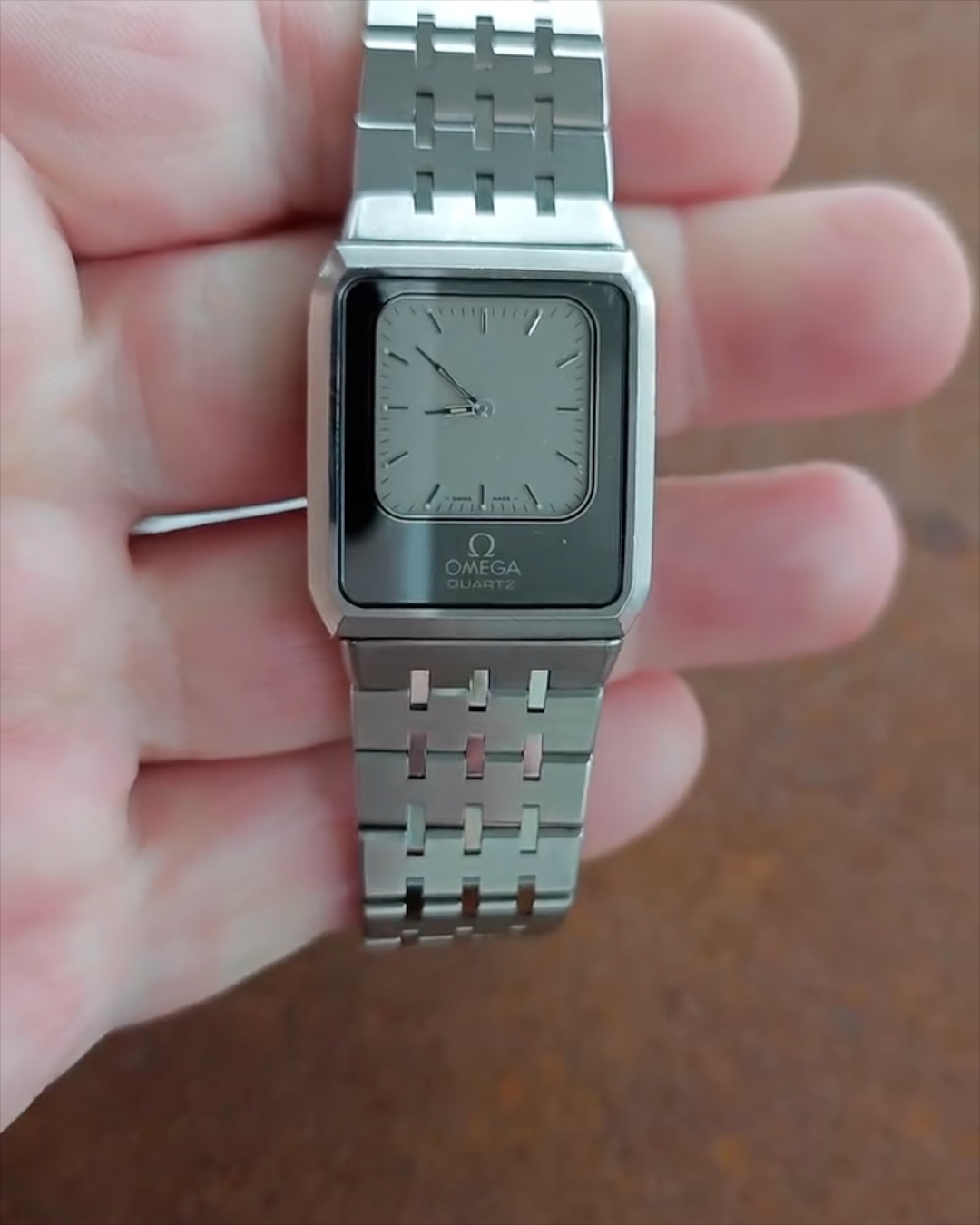 다시 주목받는 오메가의 이퀴녹스⌚️

이 모델은 1981년 한 해 동안만 생산되었는데요. 디지털과 아날로그 두 가지 디스플레이를 갖춘 리버서블 케이스가 특징입니다. 출시 당시 높은 가격과 독특한 디자인으로 인해 상업적으로 큰 성공을 거두지 못했지만, 오늘날에는 그 독창성과 희소성으로 인해 수집가들 사이에서 높은 평가를 받고 있다고. 이미지