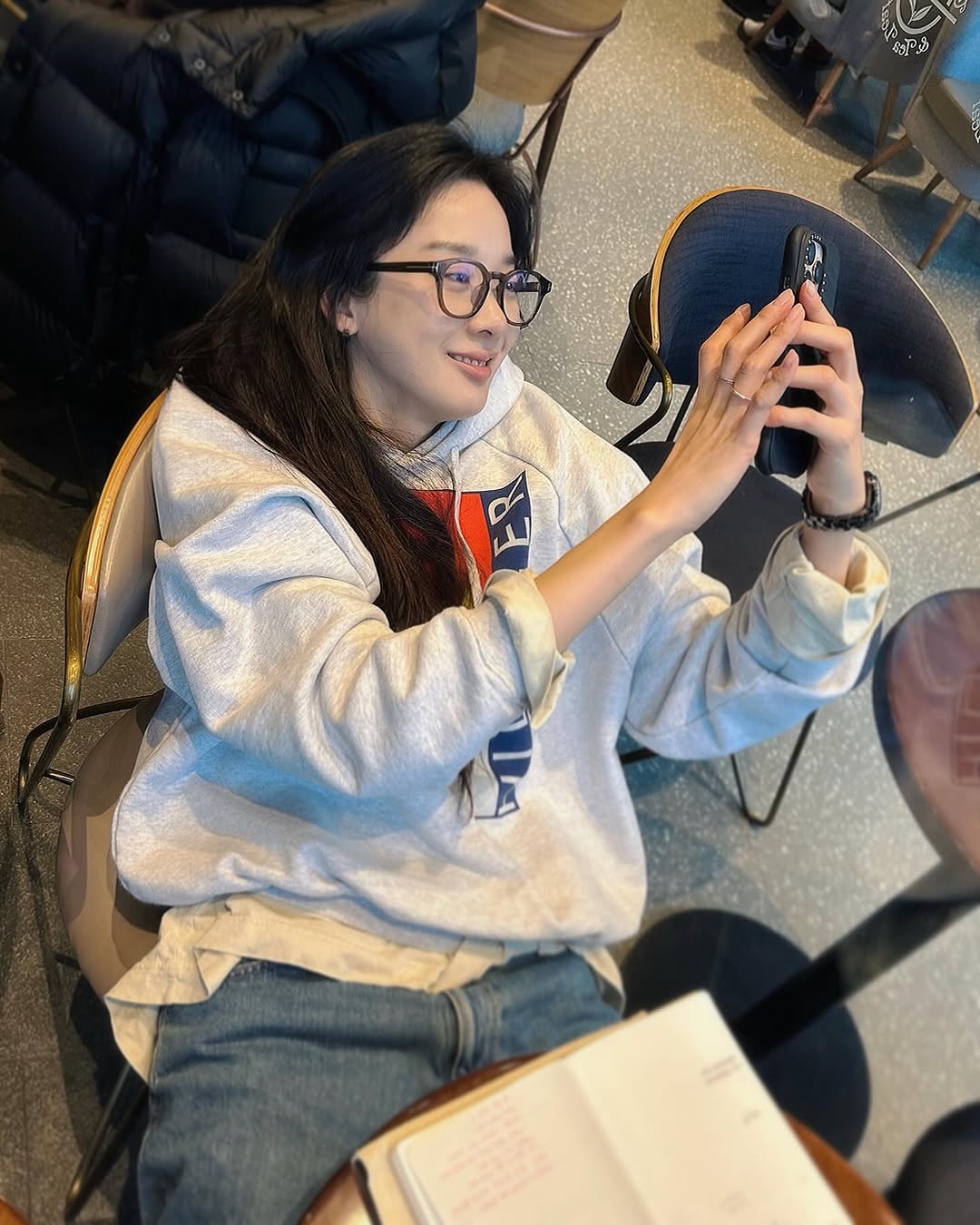 이청아 요즘 운동화 3가지🖤❤️참고
편안해보이는데 취향은 너무 고급진, 운동화 선택지 컨닝🧐

1. 에어 조던 1 레트로 하이 OG 시카고 로스트 앤 파운드
빈티지한 컬러의 조던 1 로스트 앤 파운드는 오버핏 점퍼와 루즈한 데님 팬츠에 자연스럽게 어울립니다. 전시장 속 편안한 착장에서도 스타일을 또렷하게 완성해주는 슈즈입니다.

2. 에어 조던 1 시카고
레드 컬러가 매력적인 시카고 OG는 조거 팬츠, 후디, 아우터 조합에 유쾌한 포인트가 됩니다. 캐주얼한 무드에 에너지를 더해주는 스타일로, 데일리룩을 산뜻하게 만들어줍니다.

3. 뉴발란스 x 디스이즈네버댓 550 라벤더
트레이닝 팬츠에 매치한 라벤더 550은 이청아 특유의 조용한 무드와 잘 어울립니다. 은은한 색감 덕분에 꾸미지 않아도 감성적인 스타일이 완성됩니다. 이미지5