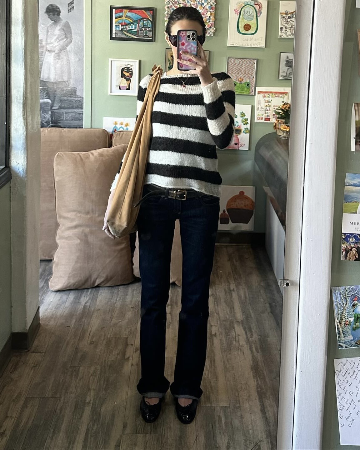 찐 최종. 이 팬츠가 돌아왔다👖

작년부터 조용히 등장하던 스키니 팬츠가 드디어 진짜로 돌아왔는데요. 와이드한 오버핏이 트렌드였던 시기를 지나, 다시 몸에 착 감기는 스키니 팬츠가 떠오르고 있습니다. 다리가 길고 날씬해 보이는 효과는 물론 좁은 통 덕분에 오피스룩부터 꾸안꾸룩까지 다양한 무드에 활용할 수 있죠.

다가오는 더운 날씨, 가볍게 입기 좋은 스키니 팬츠로 시작해볼까요?✨ 이미지