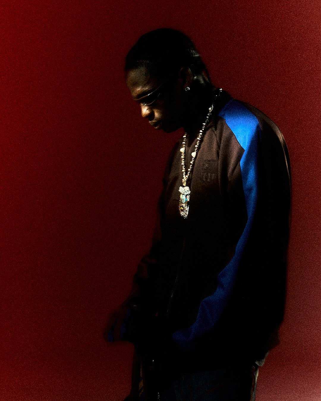 전설과 전설의 만남, 호나우지뉴 x 트래비스 스캇🔥
바르셀로나의 전설 호나우지뉴와 트래비스 스캇이 한 프레임에 담겼습니다.
두 사람은 FC 바르셀로나 x 캑터스잭 협업 컬렉션을 착용하고 등장했고 호나우지뉴는 클래식한 나이키 토탈90, 스캇은 캑터스잭 점프맨 스니커를 신어 각자의 상징을 드러냈습니다.
축구와 스트릿, 두 아이콘의 만남⚽️🌵 이미지4