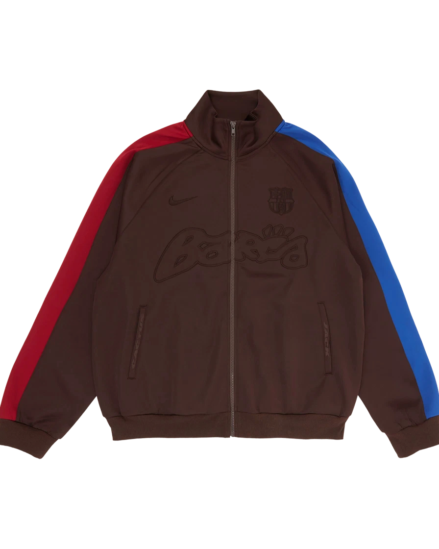 전설과 전설의 만남, 호나우지뉴 x 트래비스 스캇🔥
바르셀로나의 전설 호나우지뉴와 트래비스 스캇이 한 프레임에 담겼습니다.
두 사람은 FC 바르셀로나 x 캑터스잭 협업 컬렉션을 착용하고 등장했고 호나우지뉴는 클래식한 나이키 토탈90, 스캇은 캑터스잭 점프맨 스니커를 신어 각자의 상징을 드러냈습니다.
축구와 스트릿, 두 아이콘의 만남⚽️🌵 이미지6