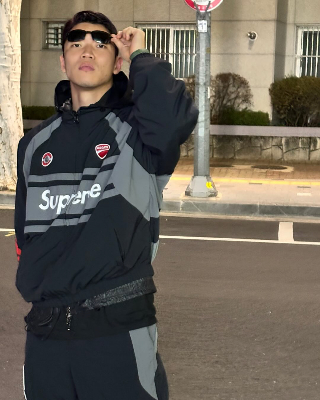 이제는 얹을 준비☀️🕶️
스트릿한 룩에 포인트 아이템은 선글라스 하나면 충분. 이미지