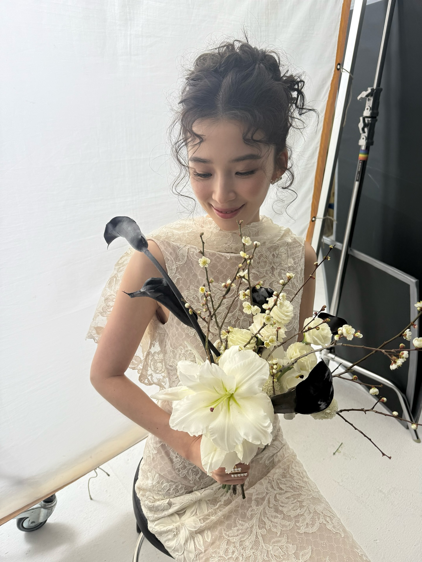결혼 앞둔 5월의 신부👰🏻♀️아이린
5월 결혼을 앞둔 아이린은 인스타그램을 통해 다양한 웨딩 프렙룩을 선보였는데요. 웨딩 프렙룩이란 드레스 피팅, 리허설 디너, 브라이덜 샤워 등 결혼 관련 일정에서 입는 단정하고 세련된 스타일을 말합니다.
아이린은 전반적으로 사랑스러운 무드의 스타일링을 보여줬는데요. 실루엣이 돋보이는 미니드레스부터 클래식한 트위드 재킷 룩, 발레코어 감성의 리본과 레이스 포인트까지! 다채로운 매력이 돋보입니다.
결혼을 앞두고 있다면, 아이린의 센스 있는 웨딩룩에서 스타일링 팁을 얻어보는 건 어떨까요?✨ 이미지2