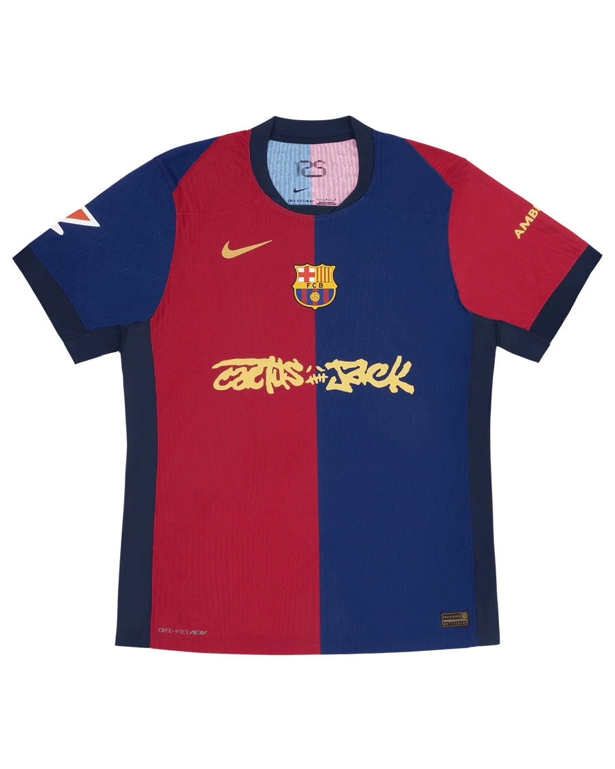 전설과 전설의 만남, 호나우지뉴 x 트래비스 스캇🔥
바르셀로나의 전설 호나우지뉴와 트래비스 스캇이 한 프레임에 담겼습니다.
두 사람은 FC 바르셀로나 x 캑터스잭 협업 컬렉션을 착용하고 등장했고 호나우지뉴는 클래식한 나이키 토탈90, 스캇은 캑터스잭 점프맨 스니커를 신어 각자의 상징을 드러냈습니다.
축구와 스트릿, 두 아이콘의 만남⚽️🌵 이미지5