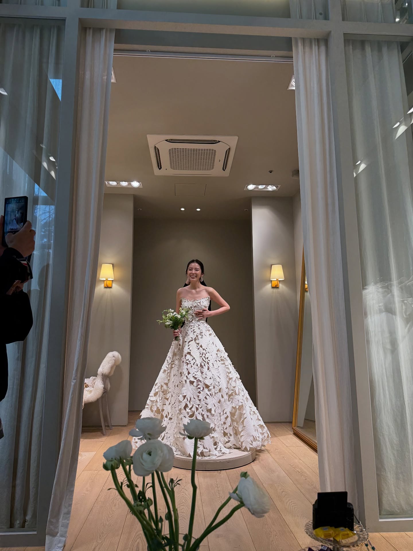 결혼 앞둔 5월의 신부👰🏻♀️아이린
5월 결혼을 앞둔 아이린은 인스타그램을 통해 다양한 웨딩 프렙룩을 선보였는데요. 웨딩 프렙룩이란 드레스 피팅, 리허설 디너, 브라이덜 샤워 등 결혼 관련 일정에서 입는 단정하고 세련된 스타일을 말합니다.
아이린은 전반적으로 사랑스러운 무드의 스타일링을 보여줬는데요. 실루엣이 돋보이는 미니드레스부터 클래식한 트위드 재킷 룩, 발레코어 감성의 리본과 레이스 포인트까지! 다채로운 매력이 돋보입니다.
결혼을 앞두고 있다면, 아이린의 센스 있는 웨딩룩에서 스타일링 팁을 얻어보는 건 어떨까요?✨ 이미지9