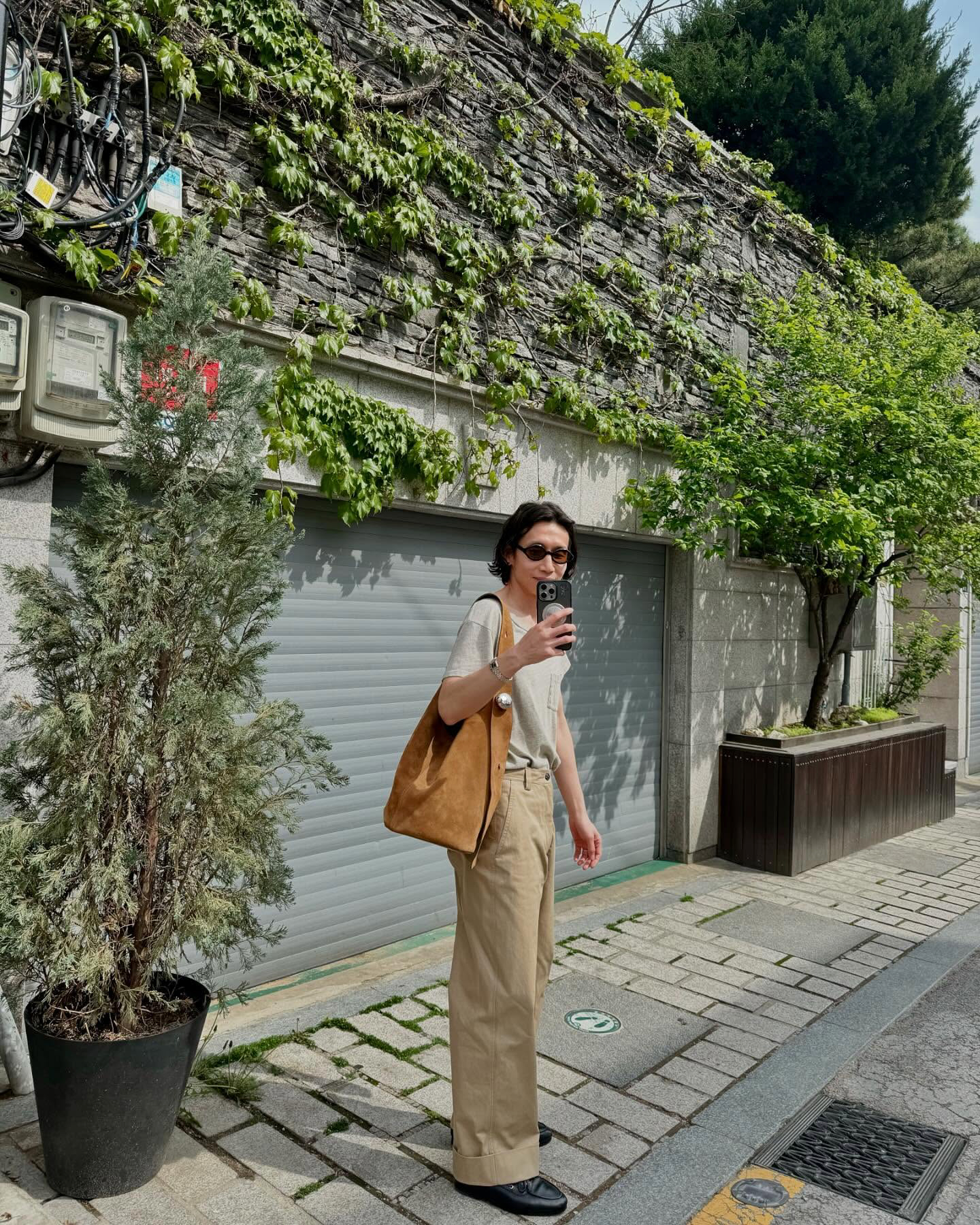 이제는 얹을 준비☀️🕶️
스트릿한 룩에 포인트 아이템은 선글라스 하나면 충분. 이미지4