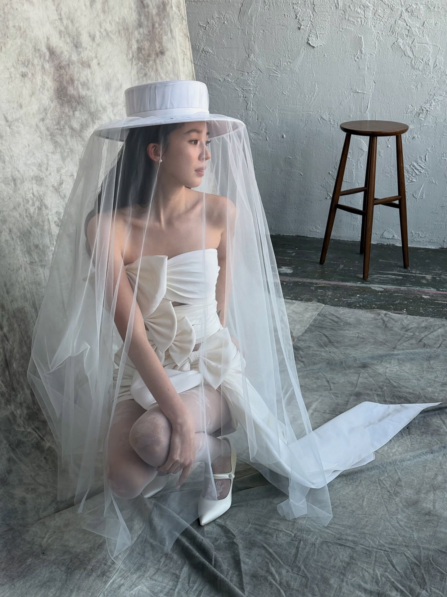결혼 앞둔 5월의 신부👰🏻‍♀️아이린

5월 결혼을 앞둔 아이린은 인스타그램을 통해 다양한 웨딩 프렙룩을 선보였는데요. 웨딩 프렙룩이란 드레스 피팅, 리허설 디너, 브라이덜 샤워 등 결혼 관련 일정에서 입는 단정하고 세련된 스타일을 말합니다.

아이린은 전반적으로 사랑스러운 무드의 스타일링을 보여줬는데요. 실루엣이 돋보이는 미니드레스부터 클래식한 트위드 재킷 룩, 발레코어 감성의 리본과 레이스 포인트까지! 다채로운 매력이 돋보입니다.

결혼을 앞두고 있다면, 아이린의 센스 있는 웨딩룩에서 스타일링 팁을 얻어보는 건 어떨까요?✨ 이미지
