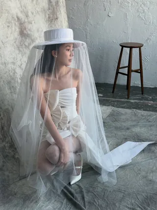 결혼 앞둔 5월의 신부👰🏻♀️아이린
5월 결혼을 앞둔 아이린은 인스타그램을 통해 다양한 웨딩 프렙룩을 선보였는데요. 웨딩 프렙룩이란 드레스 피팅, 리허설 디너, 브라이덜 샤워 등 결혼 관련 일정에서 입는 단정하고 세련된 스타일을 말합니다.
아이린은 전반적으로 사랑스러운 무드의 스타일링을 보여줬는데요. 실루엣이 돋보이는 미니드레스부터 클래식한 트위드 재킷 룩, 발레코어 감성의 리본과 레이스 포인트까지! 다채로운 매력이 돋보입니다.
결혼을 앞두고 있다면, 아이린의 센스 있는 웨딩룩에서 스타일링 팁을 얻어보는 건 어떨까요?✨ 이미지