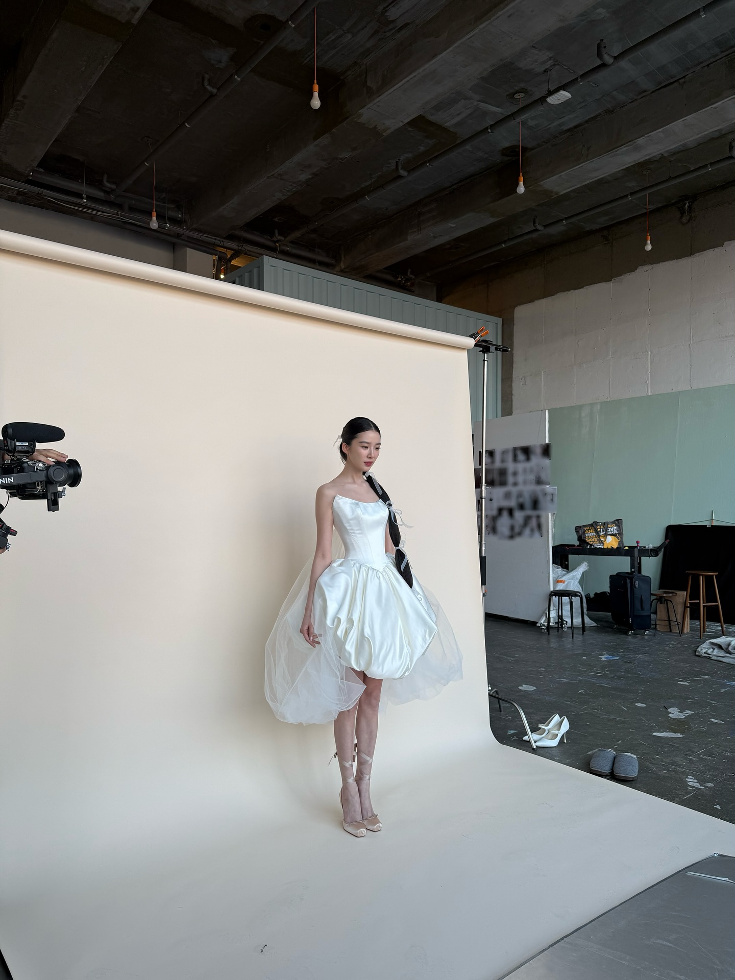 결혼 앞둔 5월의 신부👰🏻♀️아이린
5월 결혼을 앞둔 아이린은 인스타그램을 통해 다양한 웨딩 프렙룩을 선보였는데요. 웨딩 프렙룩이란 드레스 피팅, 리허설 디너, 브라이덜 샤워 등 결혼 관련 일정에서 입는 단정하고 세련된 스타일을 말합니다.
아이린은 전반적으로 사랑스러운 무드의 스타일링을 보여줬는데요. 실루엣이 돋보이는 미니드레스부터 클래식한 트위드 재킷 룩, 발레코어 감성의 리본과 레이스 포인트까지! 다채로운 매력이 돋보입니다.
결혼을 앞두고 있다면, 아이린의 센스 있는 웨딩룩에서 스타일링 팁을 얻어보는 건 어떨까요?✨ 이미지8