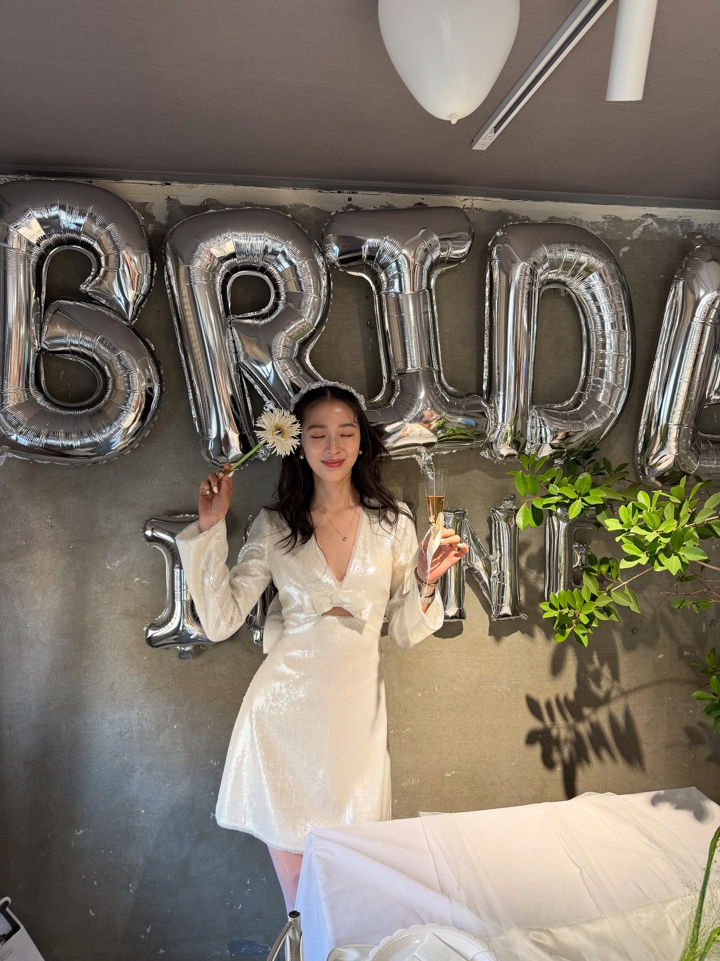 결혼 앞둔 5월의 신부👰🏻♀️아이린
5월 결혼을 앞둔 아이린은 인스타그램을 통해 다양한 웨딩 프렙룩을 선보였는데요. 웨딩 프렙룩이란 드레스 피팅, 리허설 디너, 브라이덜 샤워 등 결혼 관련 일정에서 입는 단정하고 세련된 스타일을 말합니다.
아이린은 전반적으로 사랑스러운 무드의 스타일링을 보여줬는데요. 실루엣이 돋보이는 미니드레스부터 클래식한 트위드 재킷 룩, 발레코어 감성의 리본과 레이스 포인트까지! 다채로운 매력이 돋보입니다.
결혼을 앞두고 있다면, 아이린의 센스 있는 웨딩룩에서 스타일링 팁을 얻어보는 건 어떨까요?✨ 이미지10