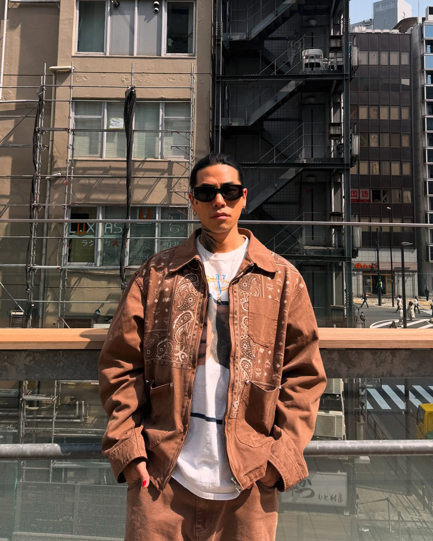 이제는 얹을 준비☀️🕶️
스트릿한 룩에 포인트 아이템은 선글라스 하나면 충분. 이미지