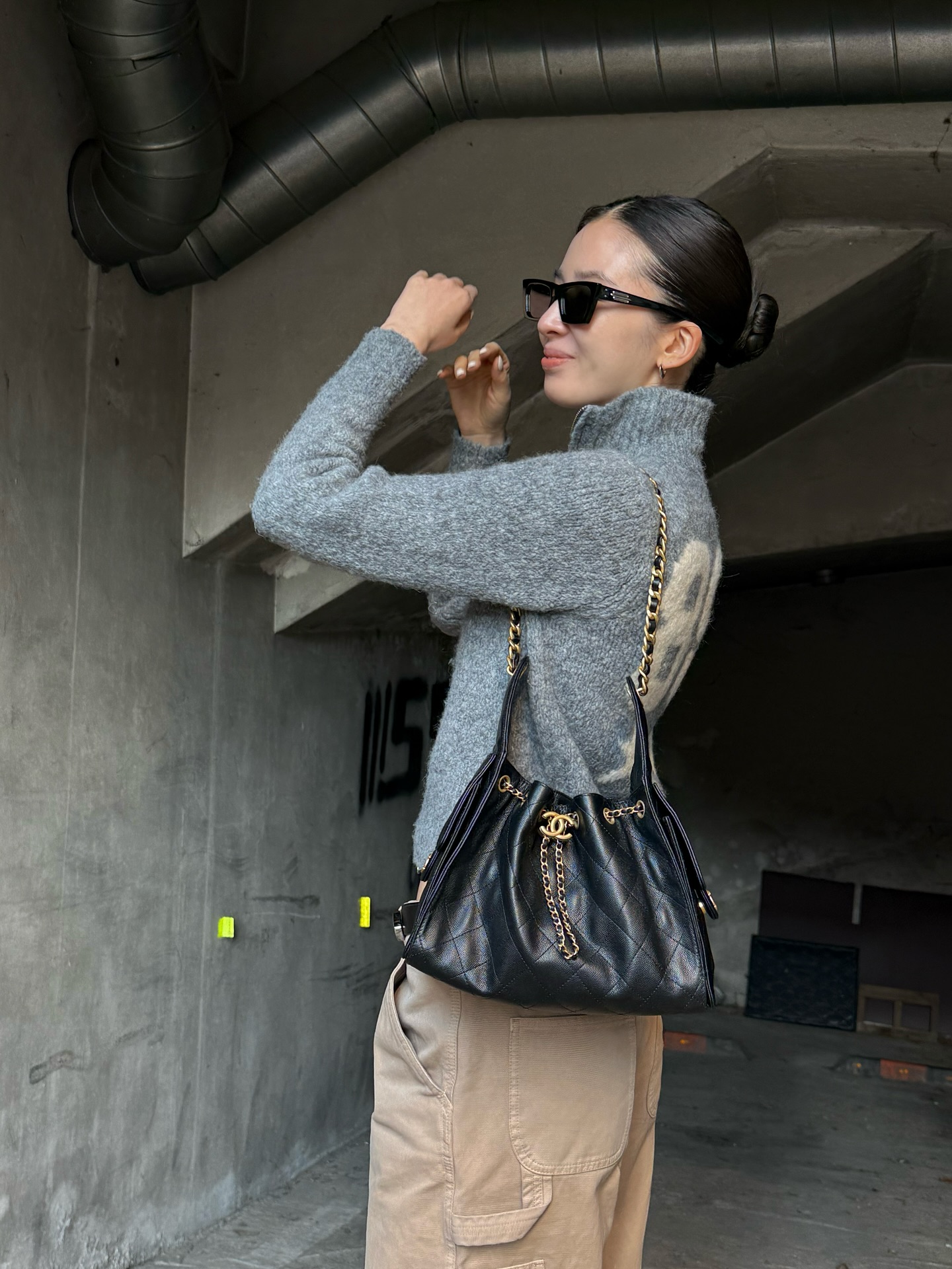 품절대란 샤넬 25백👜✨
셀럽 패션에도 자주 보이는 샤넬 25백 코디🖤 이미지
