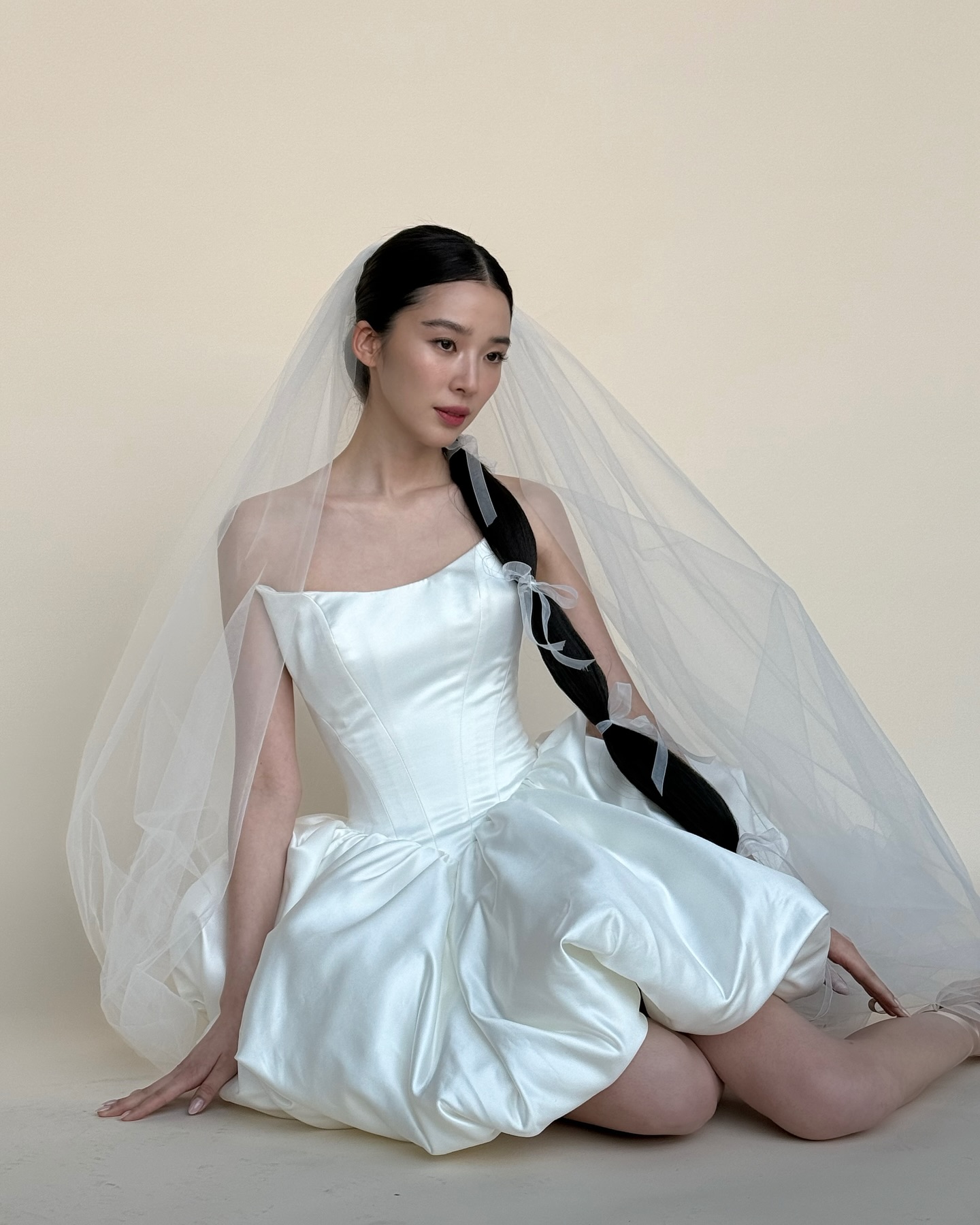 결혼 앞둔 5월의 신부👰🏻♀️아이린
5월 결혼을 앞둔 아이린은 인스타그램을 통해 다양한 웨딩 프렙룩을 선보였는데요. 웨딩 프렙룩이란 드레스 피팅, 리허설 디너, 브라이덜 샤워 등 결혼 관련 일정에서 입는 단정하고 세련된 스타일을 말합니다.
아이린은 전반적으로 사랑스러운 무드의 스타일링을 보여줬는데요. 실루엣이 돋보이는 미니드레스부터 클래식한 트위드 재킷 룩, 발레코어 감성의 리본과 레이스 포인트까지! 다채로운 매력이 돋보입니다.
결혼을 앞두고 있다면, 아이린의 센스 있는 웨딩룩에서 스타일링 팁을 얻어보는 건 어떨까요?✨ 이미지6