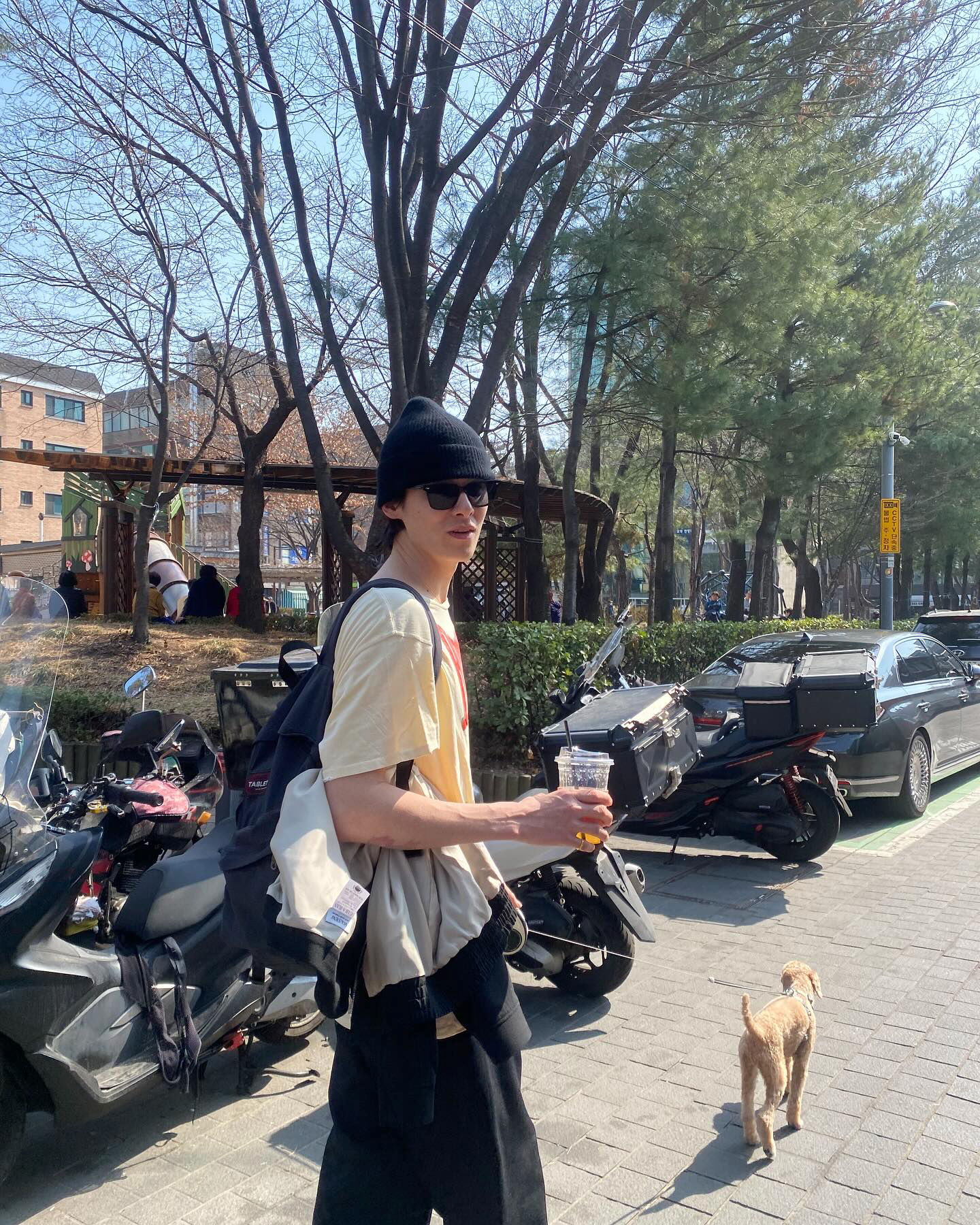 이제는 얹을 준비☀️🕶️
스트릿한 룩에 포인트 아이템은 선글라스 하나면 충분. 이미지7