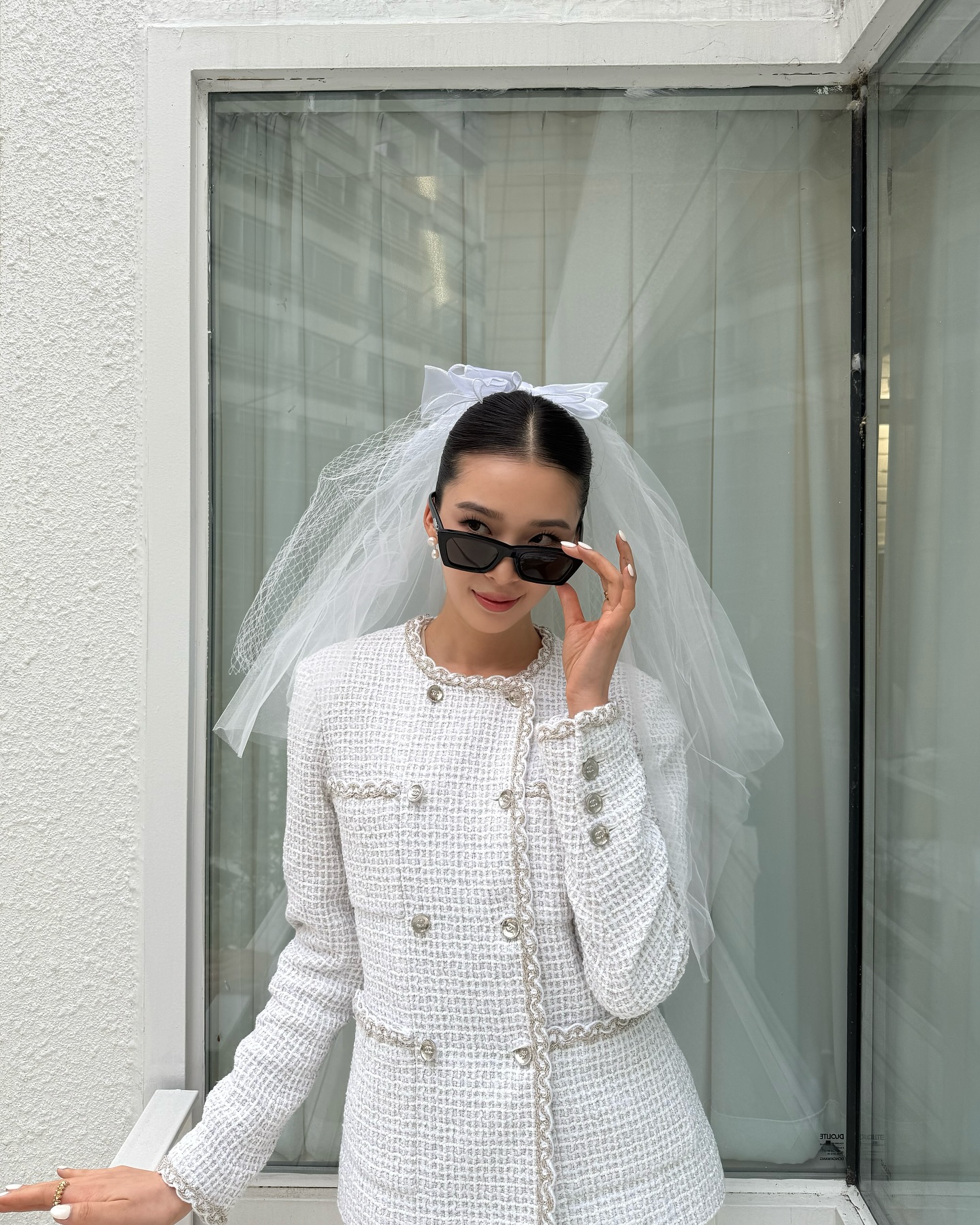 결혼 앞둔 5월의 신부👰🏻♀️아이린
5월 결혼을 앞둔 아이린은 인스타그램을 통해 다양한 웨딩 프렙룩을 선보였는데요. 웨딩 프렙룩이란 드레스 피팅, 리허설 디너, 브라이덜 샤워 등 결혼 관련 일정에서 입는 단정하고 세련된 스타일을 말합니다.
아이린은 전반적으로 사랑스러운 무드의 스타일링을 보여줬는데요. 실루엣이 돋보이는 미니드레스부터 클래식한 트위드 재킷 룩, 발레코어 감성의 리본과 레이스 포인트까지! 다채로운 매력이 돋보입니다.
결혼을 앞두고 있다면, 아이린의 센스 있는 웨딩룩에서 스타일링 팁을 얻어보는 건 어떨까요?✨ 이미지5