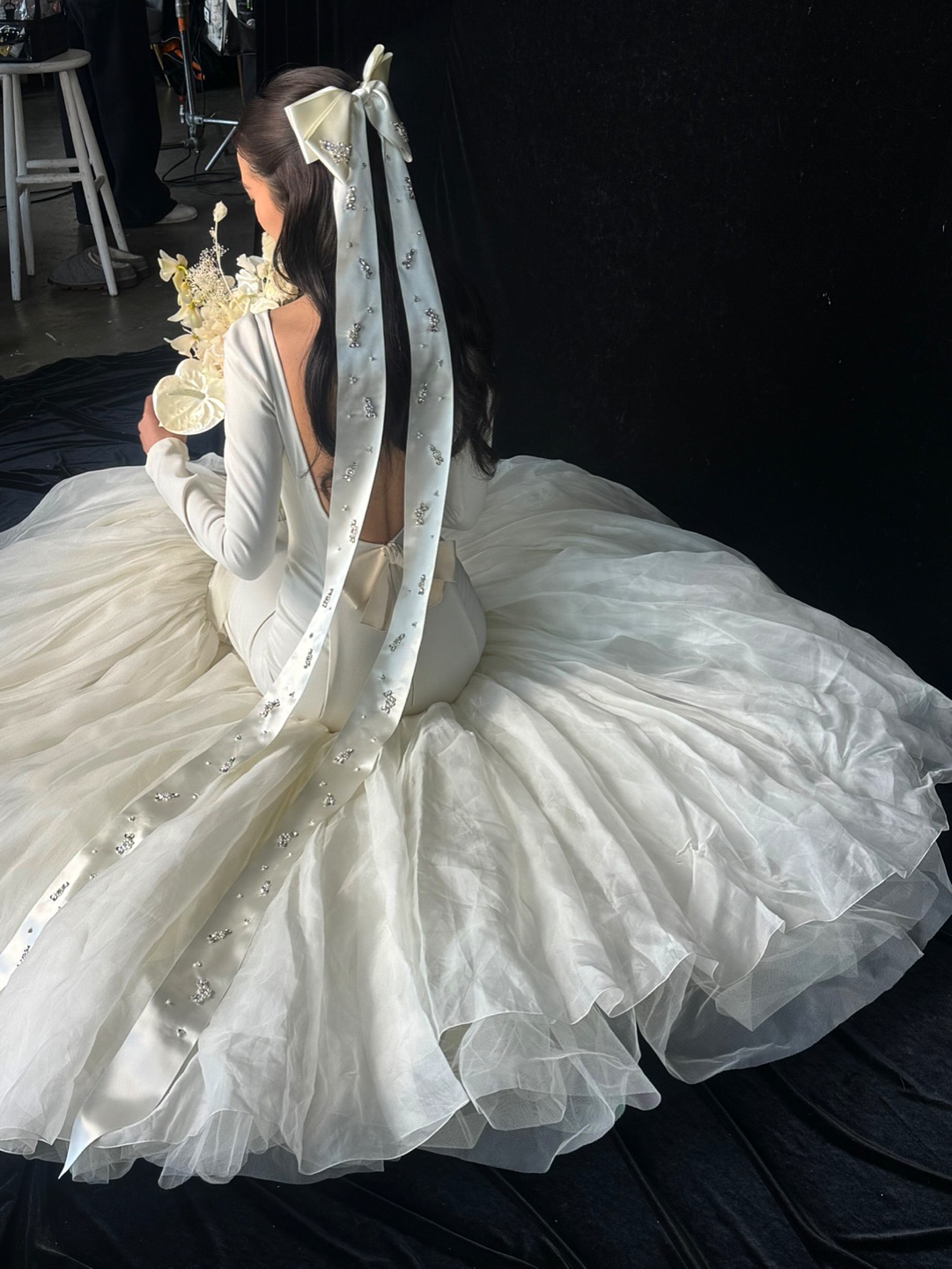 결혼 앞둔 5월의 신부👰🏻♀️아이린
5월 결혼을 앞둔 아이린은 인스타그램을 통해 다양한 웨딩 프렙룩을 선보였는데요. 웨딩 프렙룩이란 드레스 피팅, 리허설 디너, 브라이덜 샤워 등 결혼 관련 일정에서 입는 단정하고 세련된 스타일을 말합니다.
아이린은 전반적으로 사랑스러운 무드의 스타일링을 보여줬는데요. 실루엣이 돋보이는 미니드레스부터 클래식한 트위드 재킷 룩, 발레코어 감성의 리본과 레이스 포인트까지! 다채로운 매력이 돋보입니다.
결혼을 앞두고 있다면, 아이린의 센스 있는 웨딩룩에서 스타일링 팁을 얻어보는 건 어떨까요?✨ 이미지4