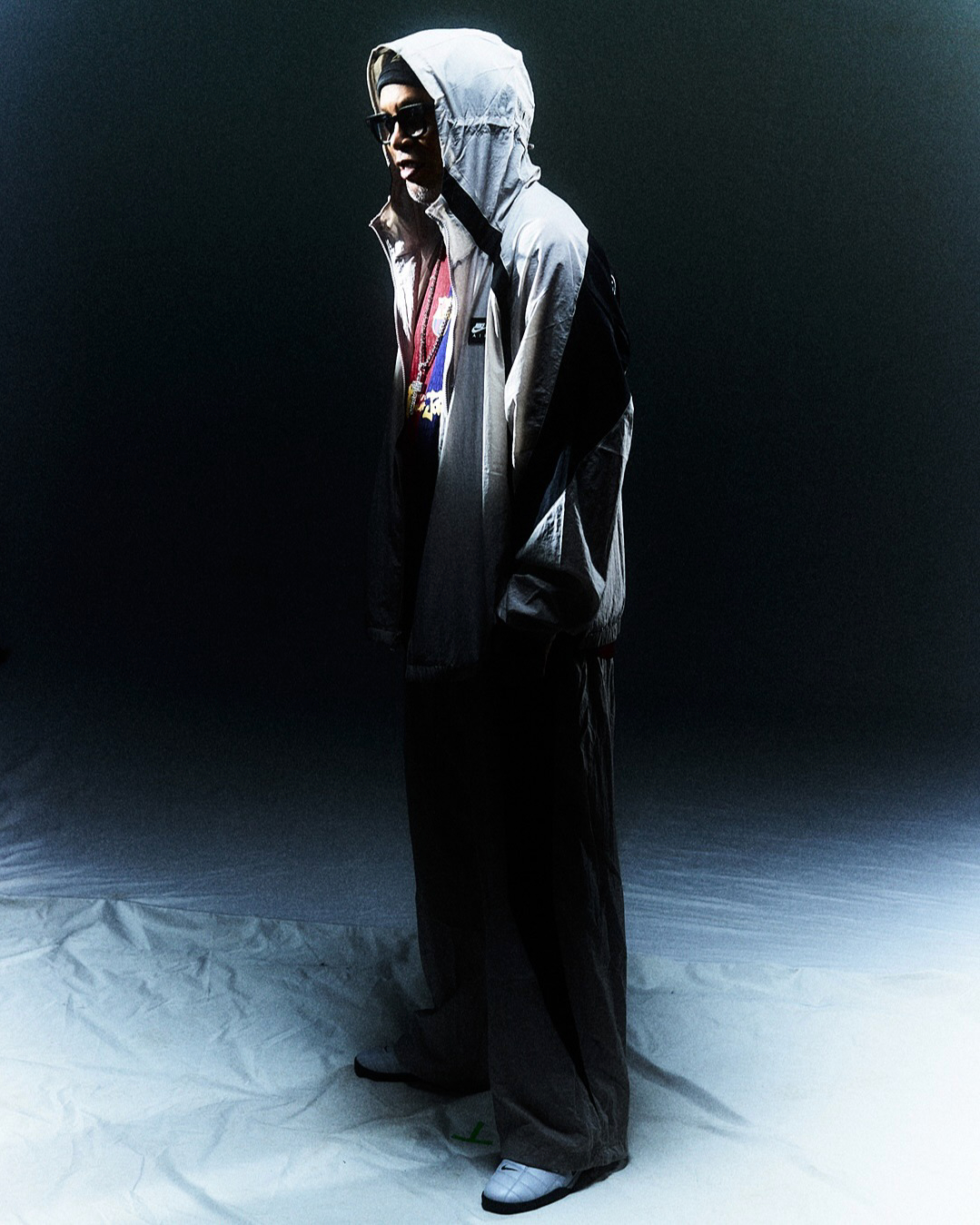 전설과 전설의 만남, 호나우지뉴 x 트래비스 스캇🔥
바르셀로나의 전설 호나우지뉴와 트래비스 스캇이 한 프레임에 담겼습니다.
두 사람은 FC 바르셀로나 x 캑터스잭 협업 컬렉션을 착용하고 등장했고 호나우지뉴는 클래식한 나이키 토탈90, 스캇은 캑터스잭 점프맨 스니커를 신어 각자의 상징을 드러냈습니다.
축구와 스트릿, 두 아이콘의 만남⚽️🌵 이미지3