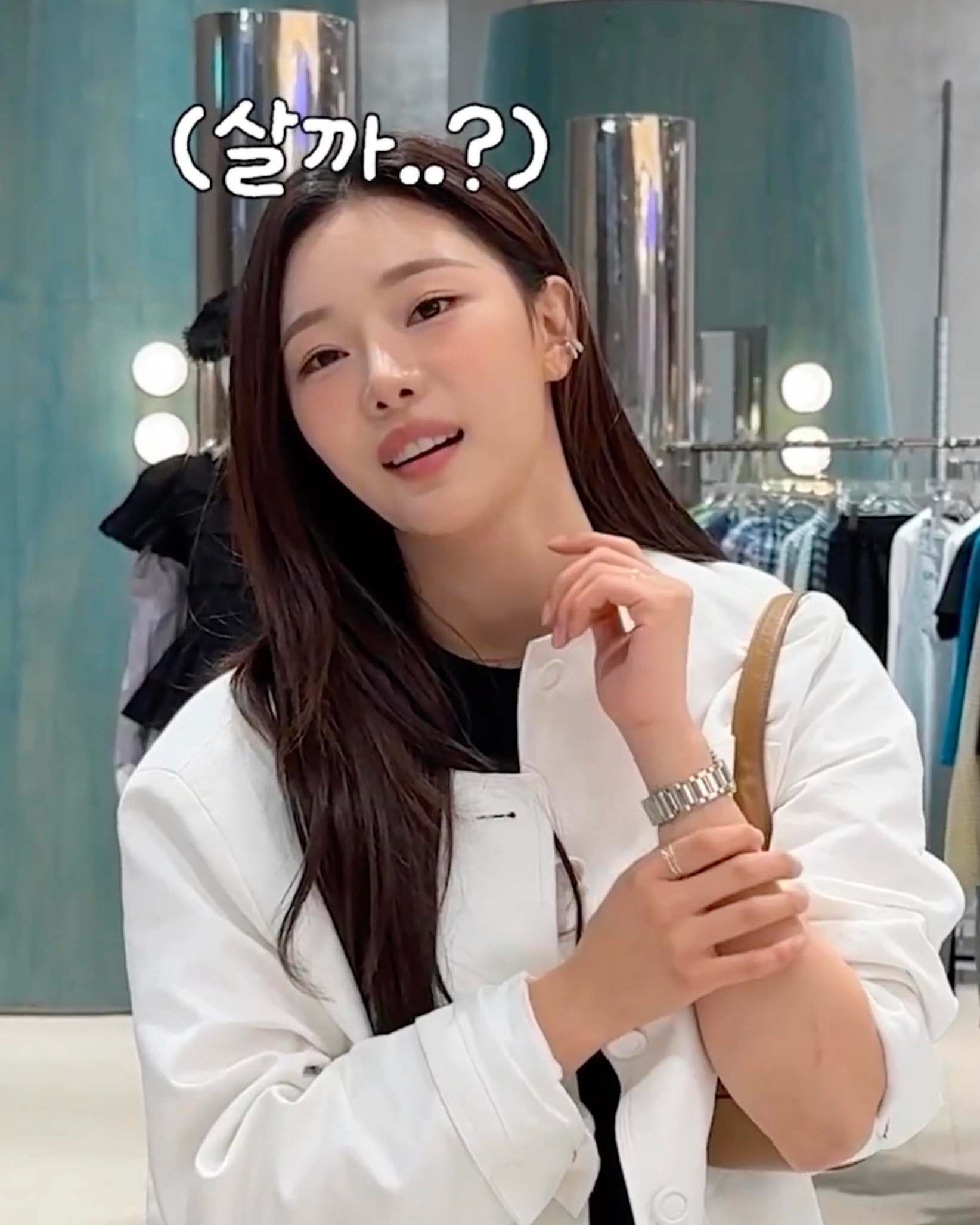 지금은 쇼핑할 타이밍🛍️
성수동에서 챙겨온 그녀의 아이템들이 궁금하다면👇

솔지4 몰표녀 이시안이 성수동에서 직접 고른 2가지 아이템이 눈길을 끕니다.

1. 흐꺙 플랫
이시안이 첫 번째로 고른 아이템은 흐꺙의 플랫슈즈였습니다. 흐꺙(Reqins)은 1987년 프랑스 마르세유에서 시작된 플랫슈즈 브랜드로, 감도 깊은 취향을 지닌 소비자들에게 인기가 높습니다. 이시안이 선택한 색상은 새틴 소재의 카키빛 컬러로 화이트 자켓, 데님과 매치해 룩을 완성했습니다. 

2. 블루엘리펀트 안경
두 번째는 블루엘리펀트에서 고른 안경이었습니다. 메탈과 클리어 텍스처가 믹스된 프레임은 얼굴에 가볍게 안착되며, 부담스럽지 않게 시선을 정리해주는 디자인입니다.  이미지