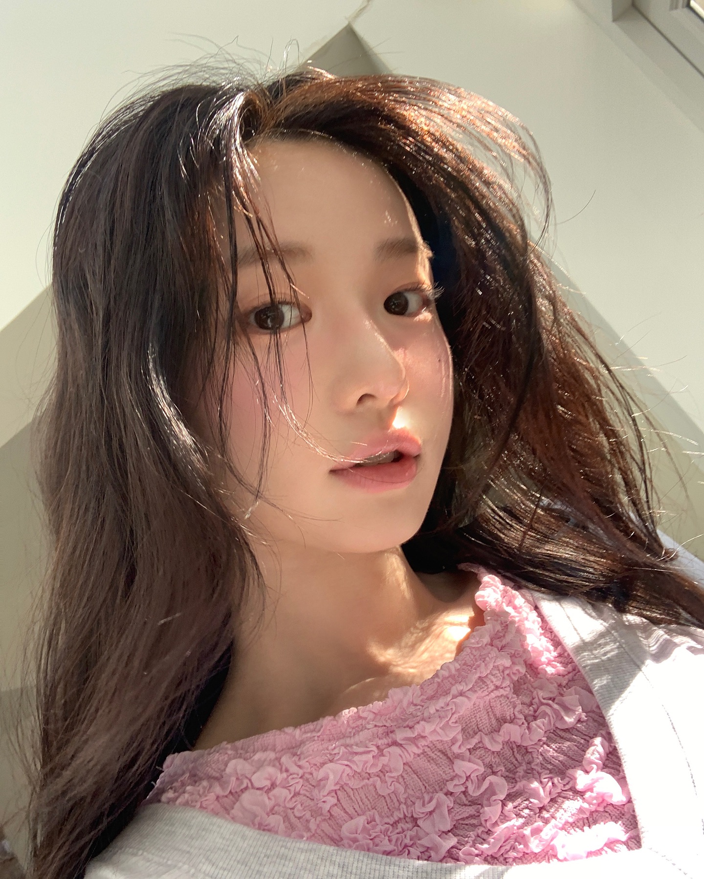 자다 일어났는데 트렌드 헤어❓
셀럽들이 픽한 부시시한 컬의 '고스트 컬'✨ 이미지2