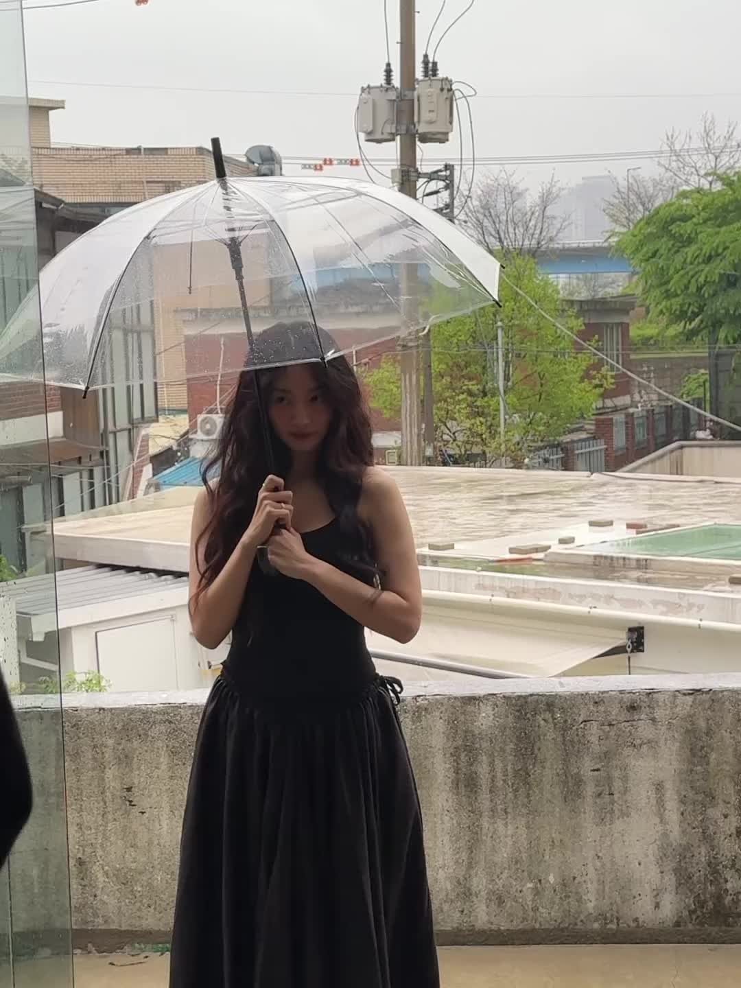 이건 구미호 아닌가요..?😡🦊
민아언니 동안 미모🖤☔️블랙원피스에 우산까지 예뻐 이미지
