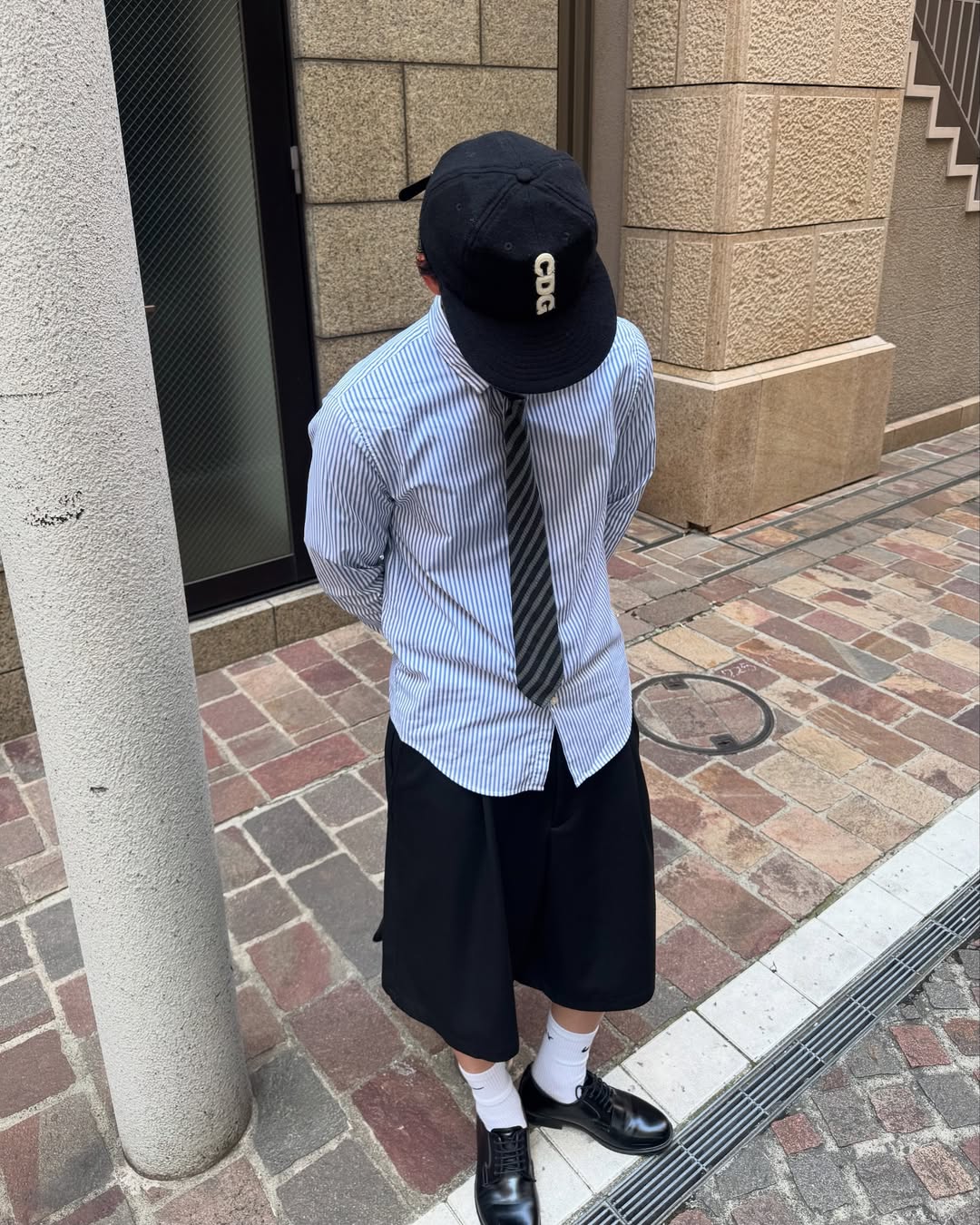 파란 줄무늬에 반바지 고 이미지3