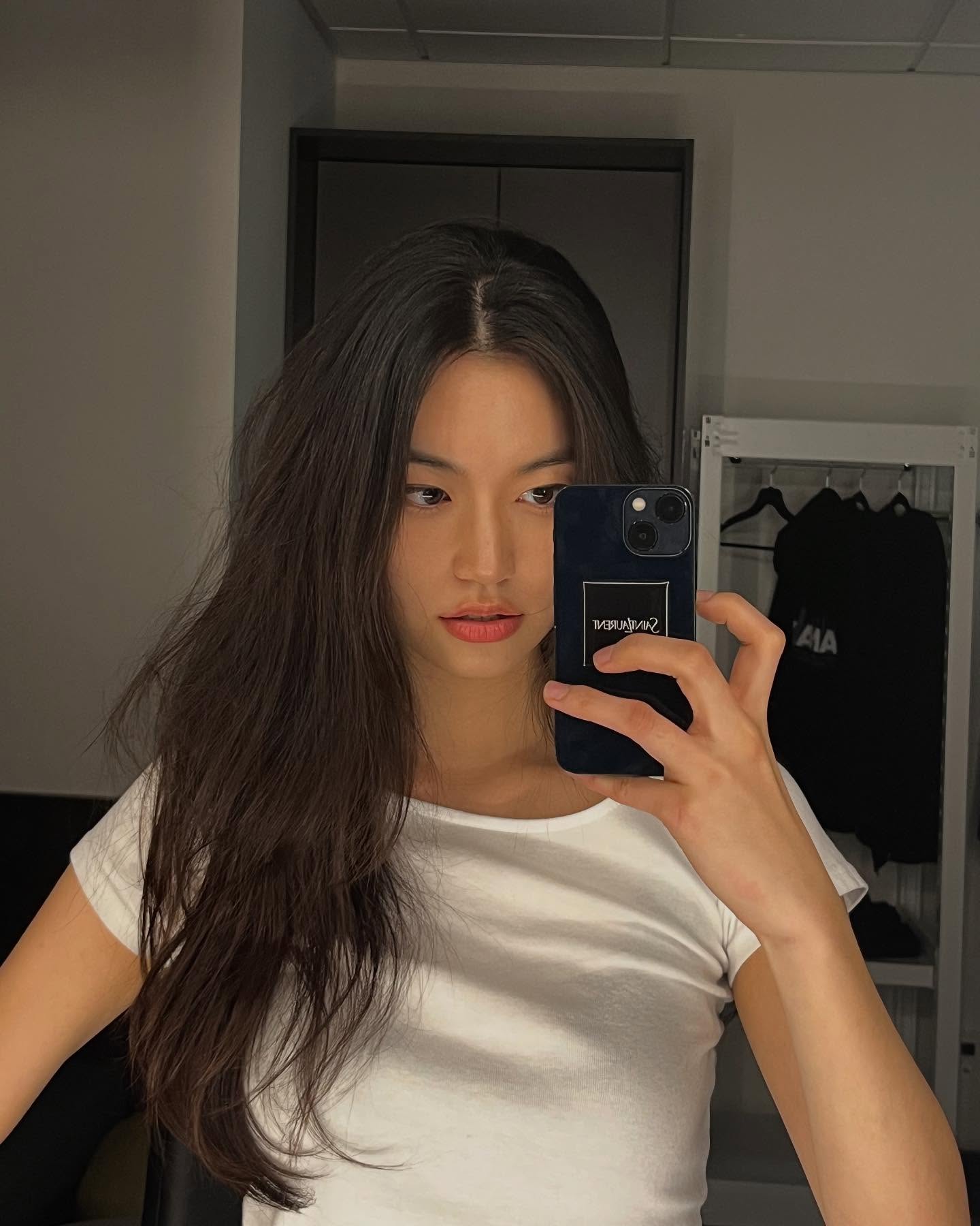 자다 일어났는데 트렌드 헤어❓
셀럽들이 픽한 부시시한 컬의 '고스트 컬'✨ 이미지