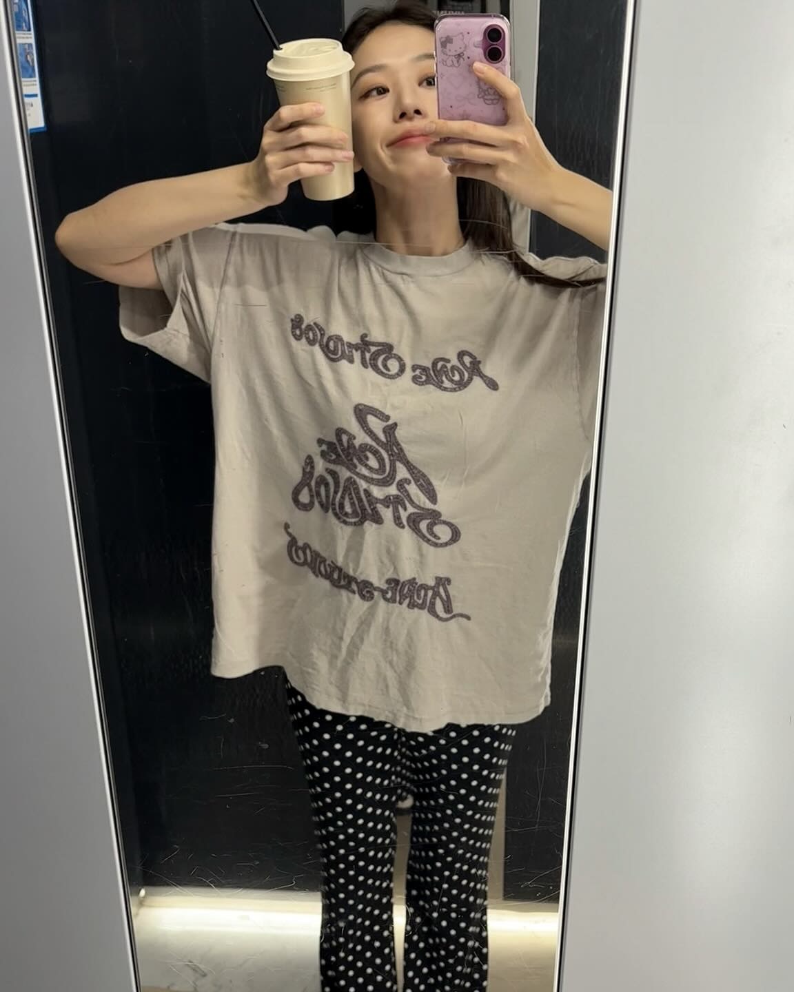 돌고 도는 패션 세계💫

요즘 다시 주목받는 패션 아이템들을 보면, 어딘가 익숙하면서도 새롭게 느껴집니다. 마치 엄마의 오래된 사진 속에서, 혹은 옷장 깊숙이 잠들어 있던 아이템들이 다시 소환된 듯한 분위기인데요.

오늘은 그런 복고 감성을 담은 핫한 트렌드템 4가지를 소개해드릴게요.❤️

1. 일자핏 데님
- 한때 대세였던 와이드 팬츠를 지나, 다시 주목받는 일자핏 데님은 깔끔한 실루엣 덕분에 어떤 상의와도 잘 어울리며 데일리룩에 단정한 무드를 더해줍니다.

2. 카모 플라주 패턴
- 힙한 매력이 가득한 카모 플라주는 블랙 아이템과 매치하면 쿨한 스트리트 감성을 살릴 수 있는 아이템입니다.

3. 폴카 도트 패턴
- 빈티지하면서도 러블리한 폴카 도트는 팬츠나 스타킹 등 다양한 아이템과 믹스매치해 발랄한 레트로룩으로 연출할 수 있습니다.

4. 웨지 스니커즈
- 키높이는 물론 스타일까지 챙긴 웨지 스니커즈는 청바지나 스커트에 매치하면 Y2K 무드를 살릴 수 있습니다. 이미지4