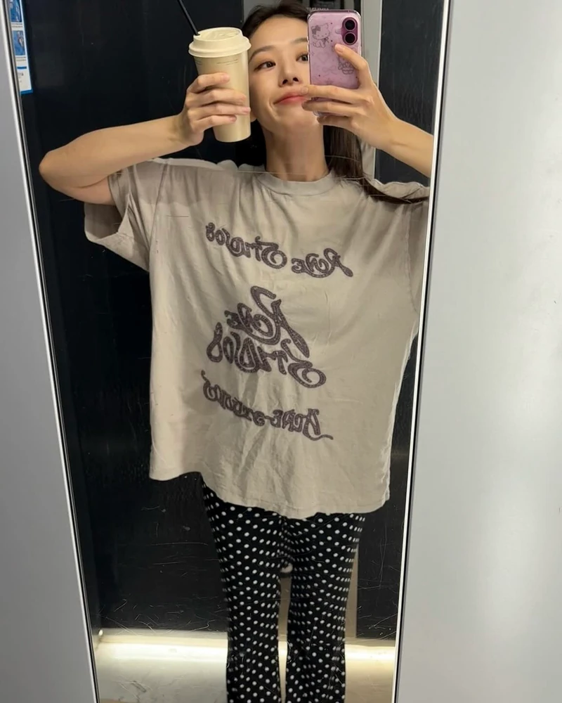 돌고 도는 패션 세계💫
요즘 다시 주목받는 패션 아이템들을 보면, 어딘가 익숙하면서도 새롭게 느껴집니다. 마치 엄마의 오래된 사진 속에서, 혹은 옷장 깊숙이 잠들어 있던 아이템들이 다시 소환된 듯한 분위기인데요.
오늘은 그런 복고 감성을 담은 핫한 트렌드템 4가지를 소개해드릴게요.❤️
1. 일자핏 데님
- 한때 대세였던 와이드 팬츠를 지나, 다시 주목받는 일자핏 데님은 깔끔한 실루엣 덕분에 어떤 상의와도 잘 어울리며 데일리룩에 단정한 무드를 더해줍니다.
2. 카모 플라주 패턴
- 힙한 매력이 가득한 카모 플라주는 블랙 아이템과 매치하면 쿨한 스트리트 감성을 살릴 수 있는 아이템입니다.
3. 폴카 도트 패턴
- 빈티지하면서도 러블리한 폴카 도트는 팬츠나 스타킹 등 다양한 아이템과 믹스매치해 발랄한 레트로룩으로 연출할 수 있습니다.
4. 웨지 스니커즈
- 키높이는 물론 스타일까지 챙긴 웨지 스니커즈는 청바지나 스커트에 매치하면 Y2K 무드를 살릴 수 있습니다. 이미지4