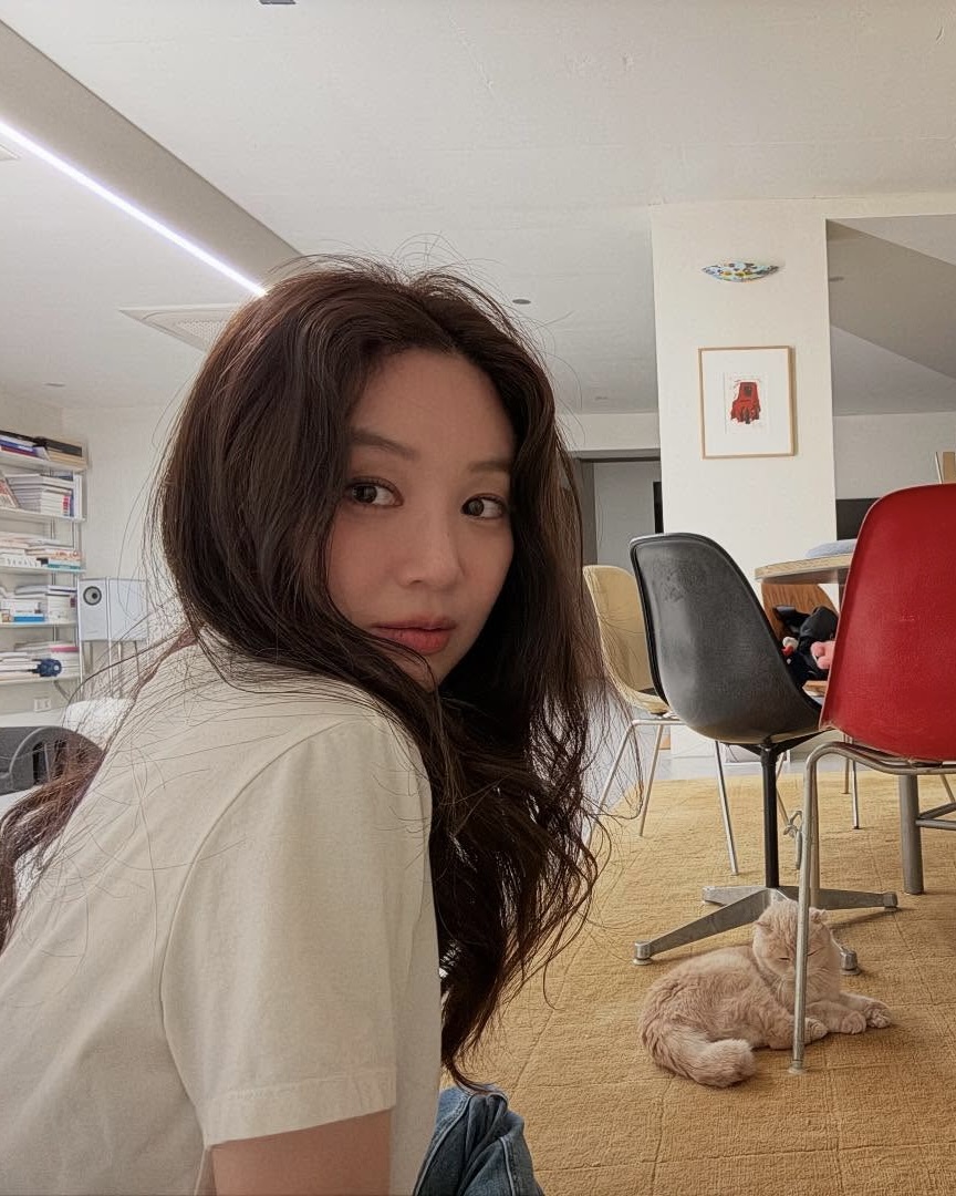 자다 일어났는데 트렌드 헤어❓
셀럽들이 픽한 부시시한 컬의 '고스트 컬'✨ 이미지4