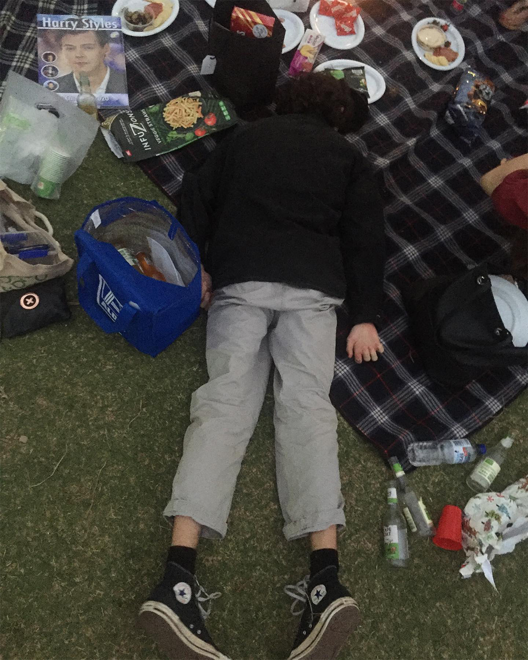 @이거너아님 🛌 

세상에는 수많은 방식으로 이야기를 전하는 사람들이 존재합니다. 그중에서도 인스타그램 계정 liamlays는 매우 독특한 방식으로 자신만의 언어를 구축해 나가고 있는데요.

2016년부터 시작된 그의 여정은 겉보기에는 단순한 포즈의 반복처럼 보일 수 있지만, 자세히 들여다보면 각기 다른 장소, 시간, 감정이 하나의 흐름으로 연결되어 있음을 느끼게 됩니다.

바닥 위에 몸을 맡긴 채 풍경과 하나가 된 그의 모습은 보는 이로 하여금 공간에 대한 인식을 새롭게 하는데요. 동시에 자신과 세상 사이의 관계를 다시 생각하게 합니다. 이미지
