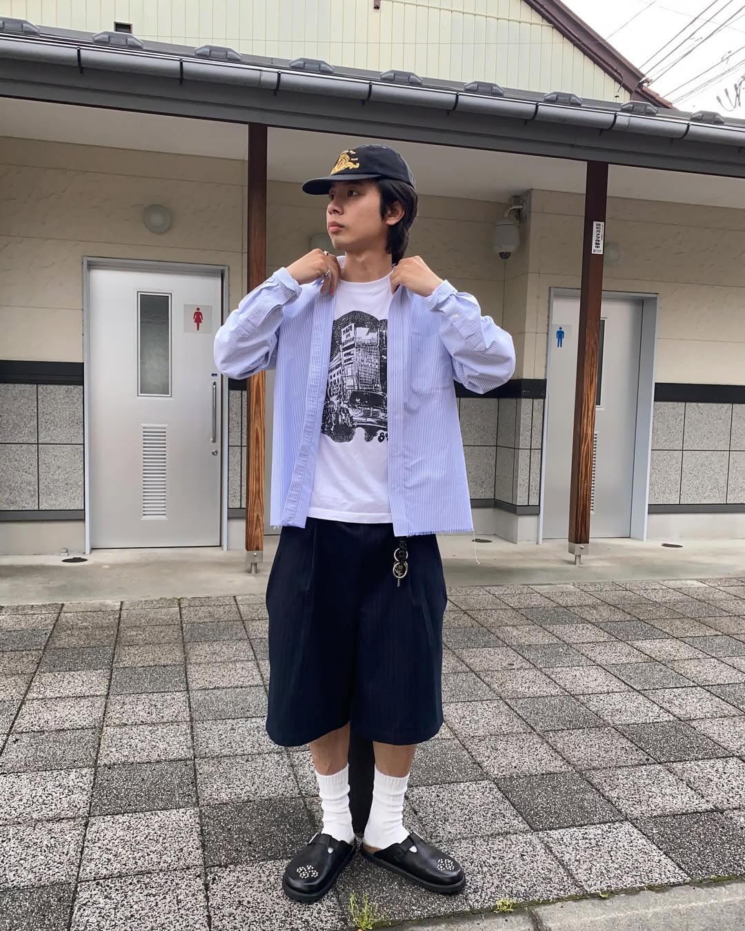 파란 줄무늬에 반바지 고 이미지4